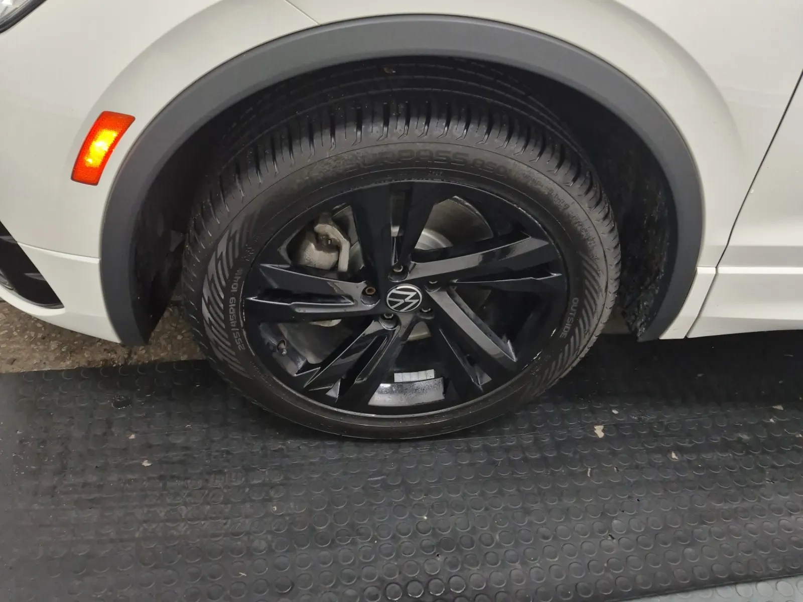 Front driver wheel/tire photo