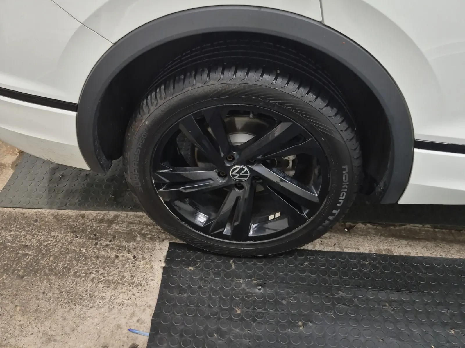 Right Rear Wheel/Tire Photo