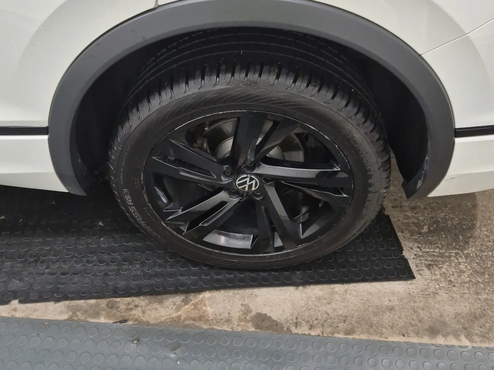 Left Rear Wheel/Tire Photo