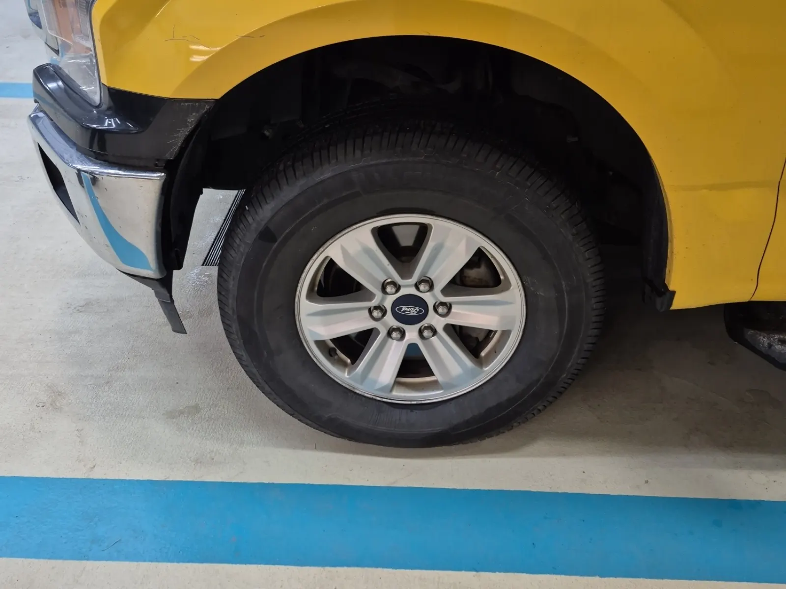 Front driver wheel/tire photo