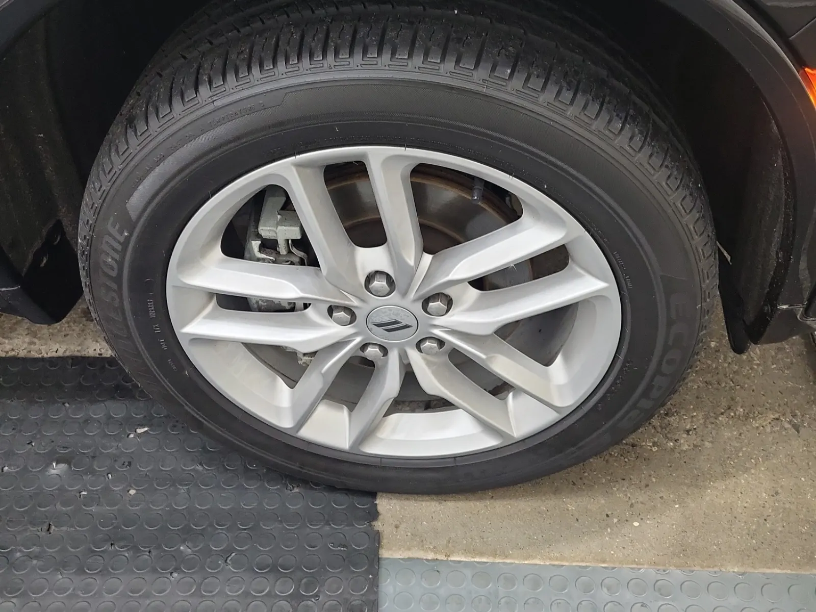 Front driver wheel/tire photo