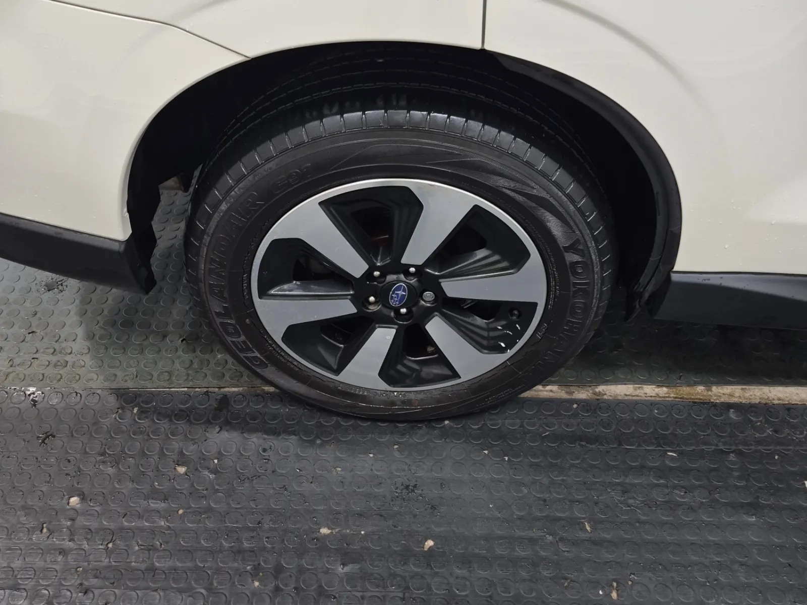 Right Rear Wheel/Tire Photo