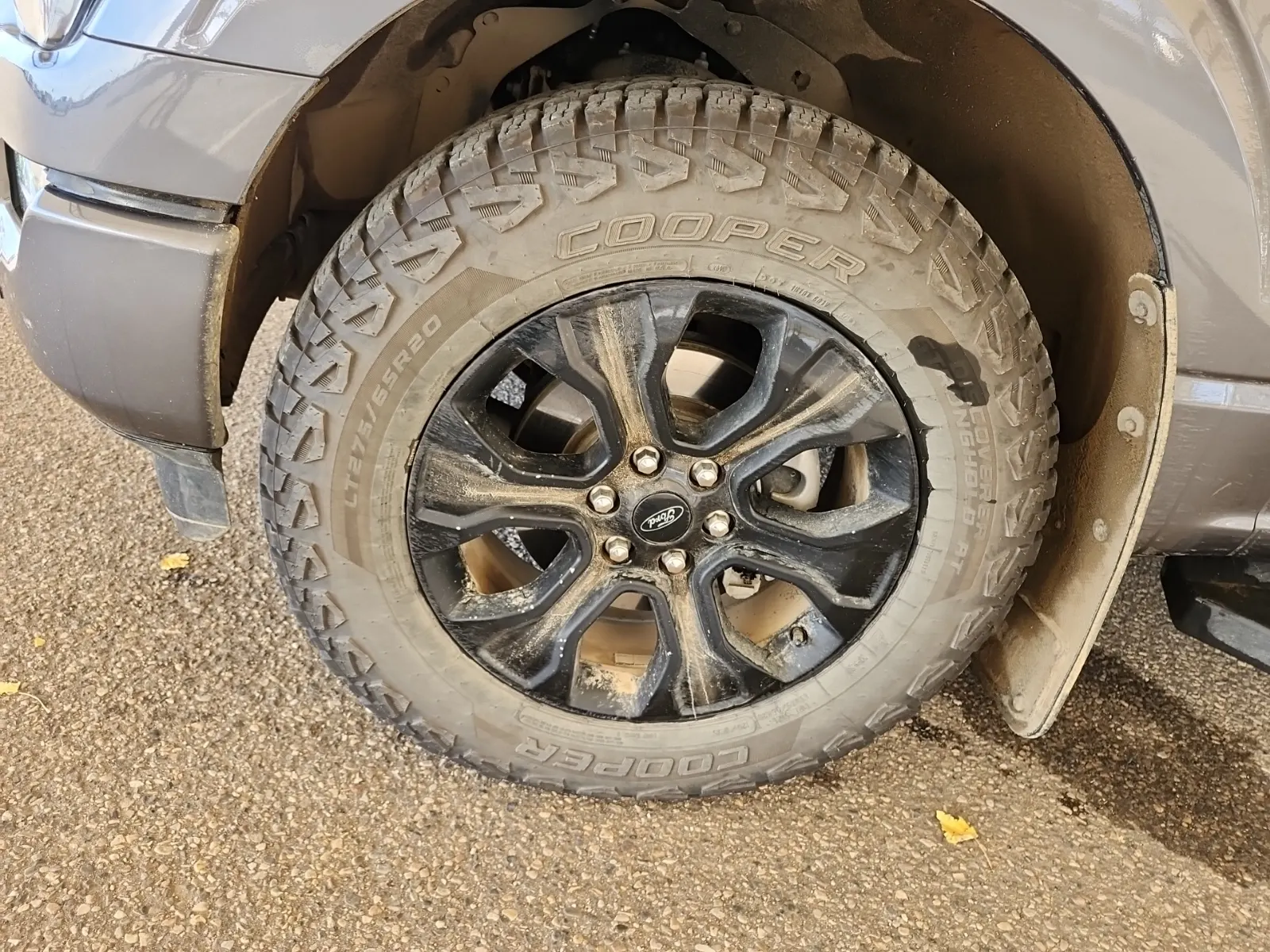Front driver wheel/tire photo