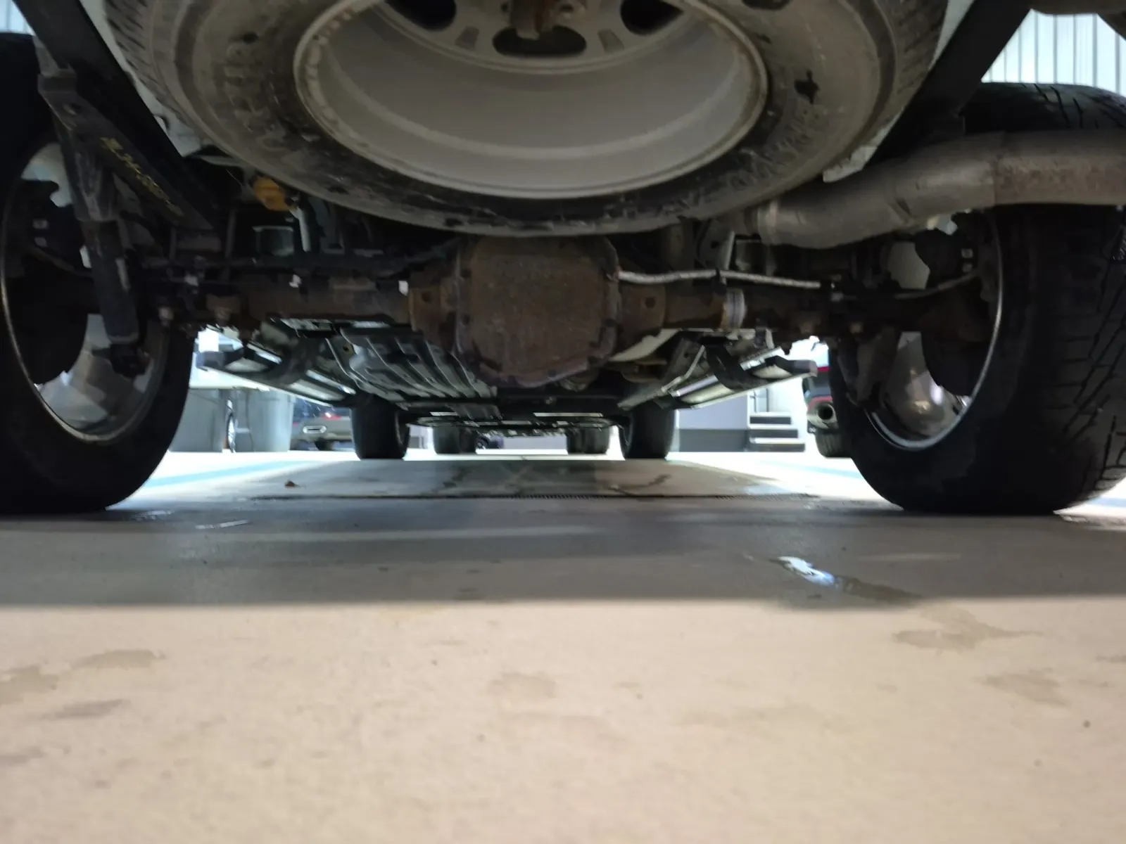 Undercarriage - Rear Photo