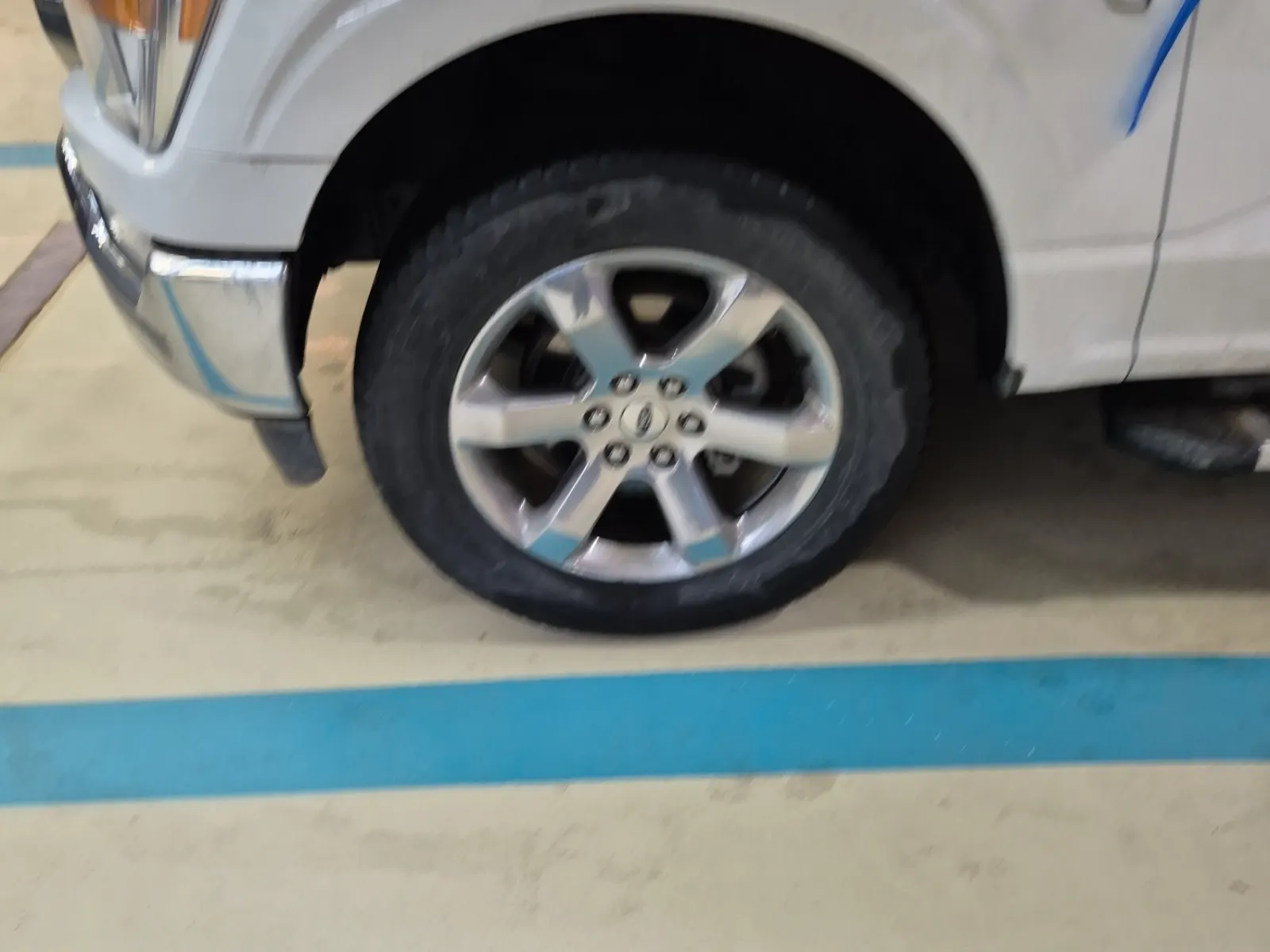 Front driver wheel/tire photo
