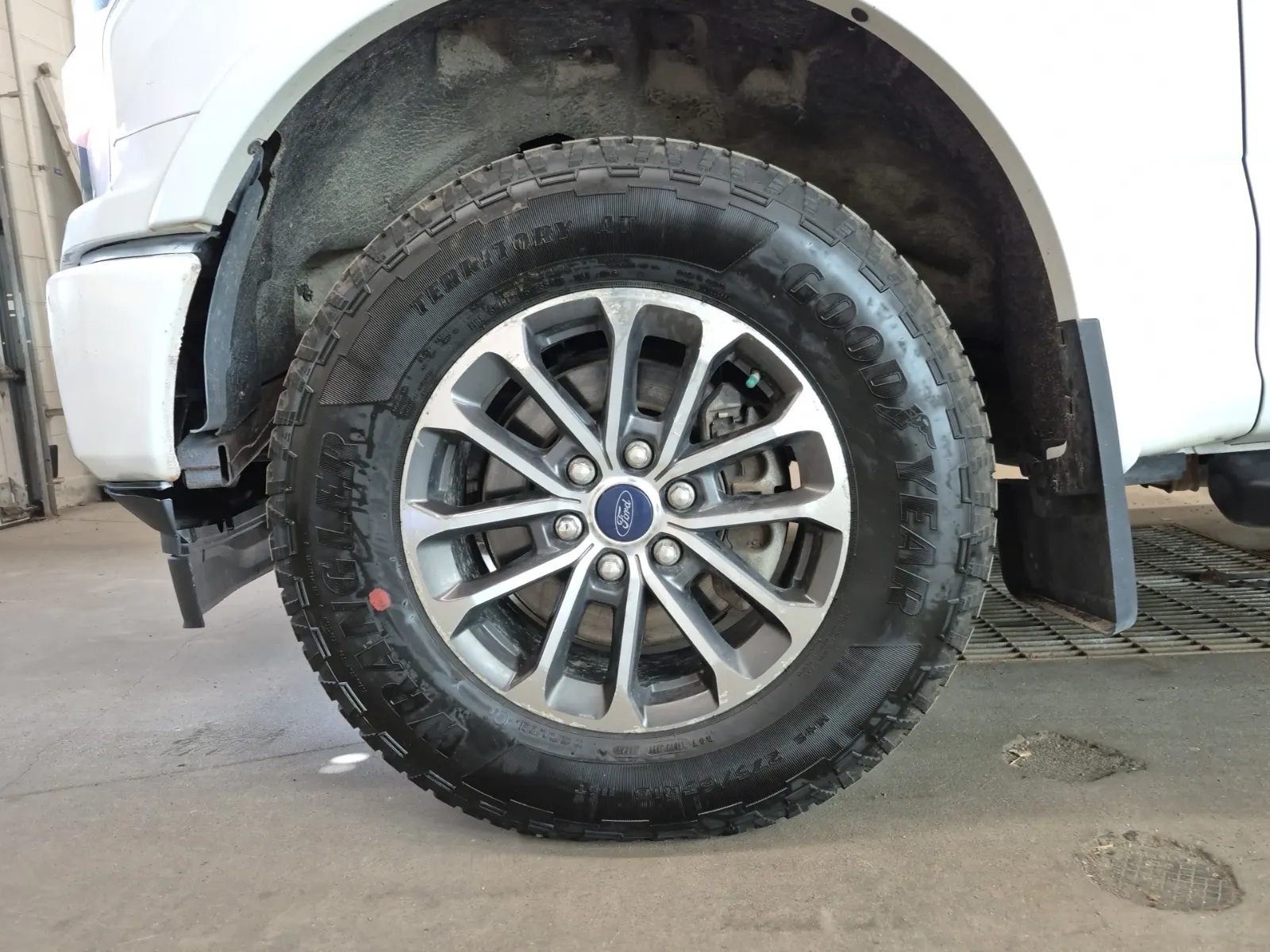 Front driver wheel/tire photo