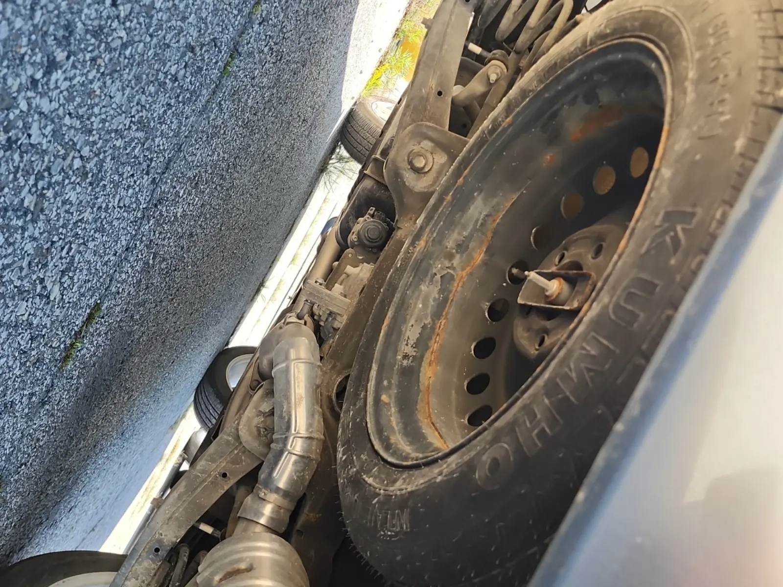Undercarriage - Rear Photo