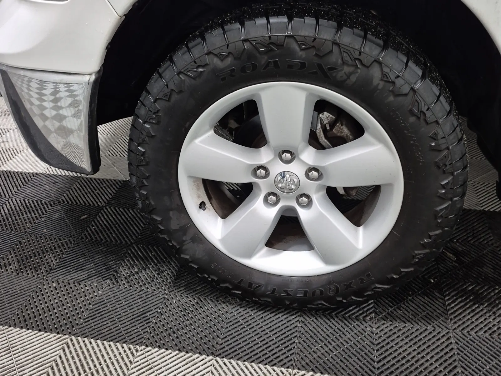Front driver wheel/tire photo