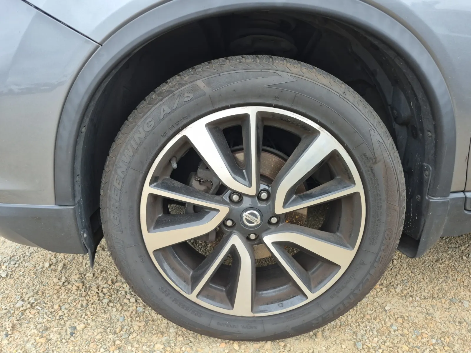 Front driver wheel/tire photo
