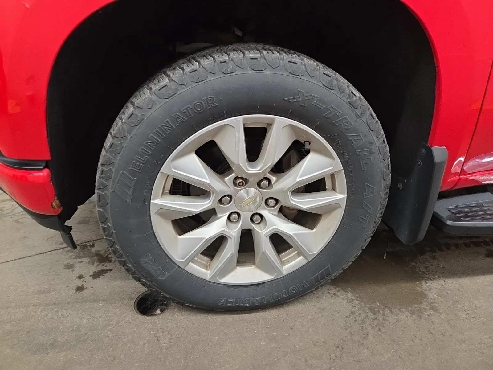 Front driver wheel/tire photo