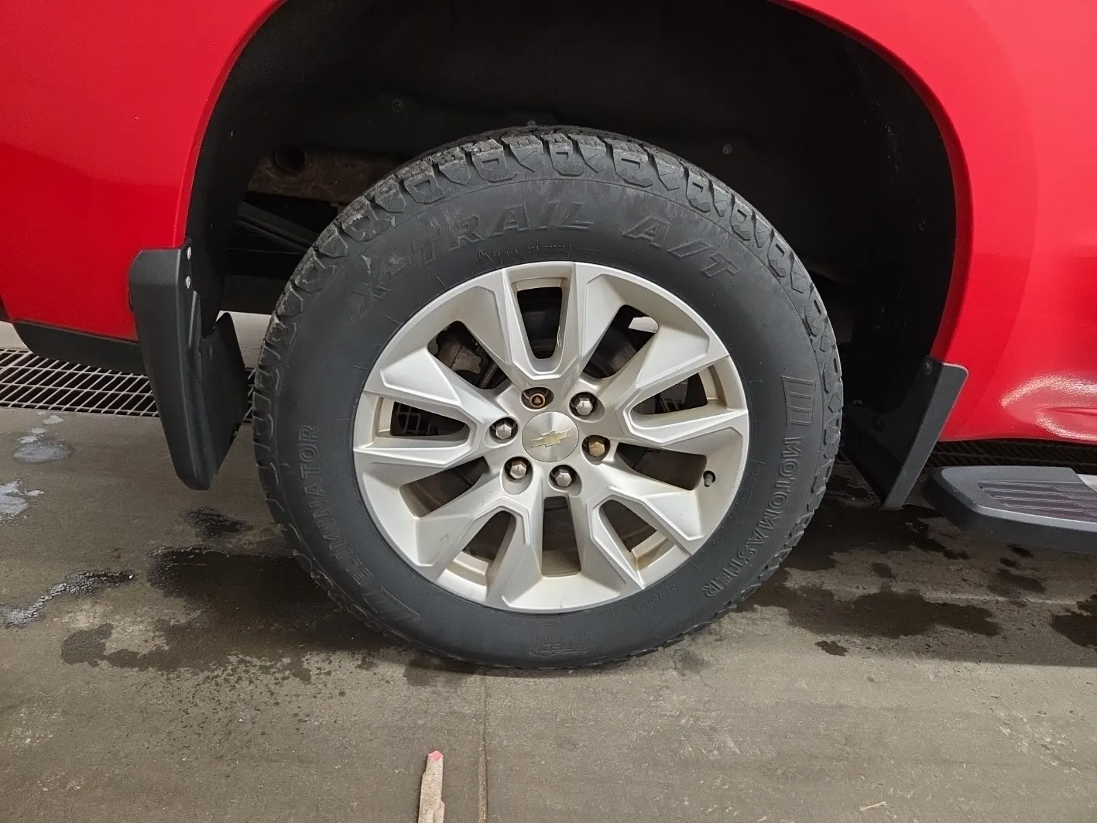 Right Rear Wheel/Tire Photo