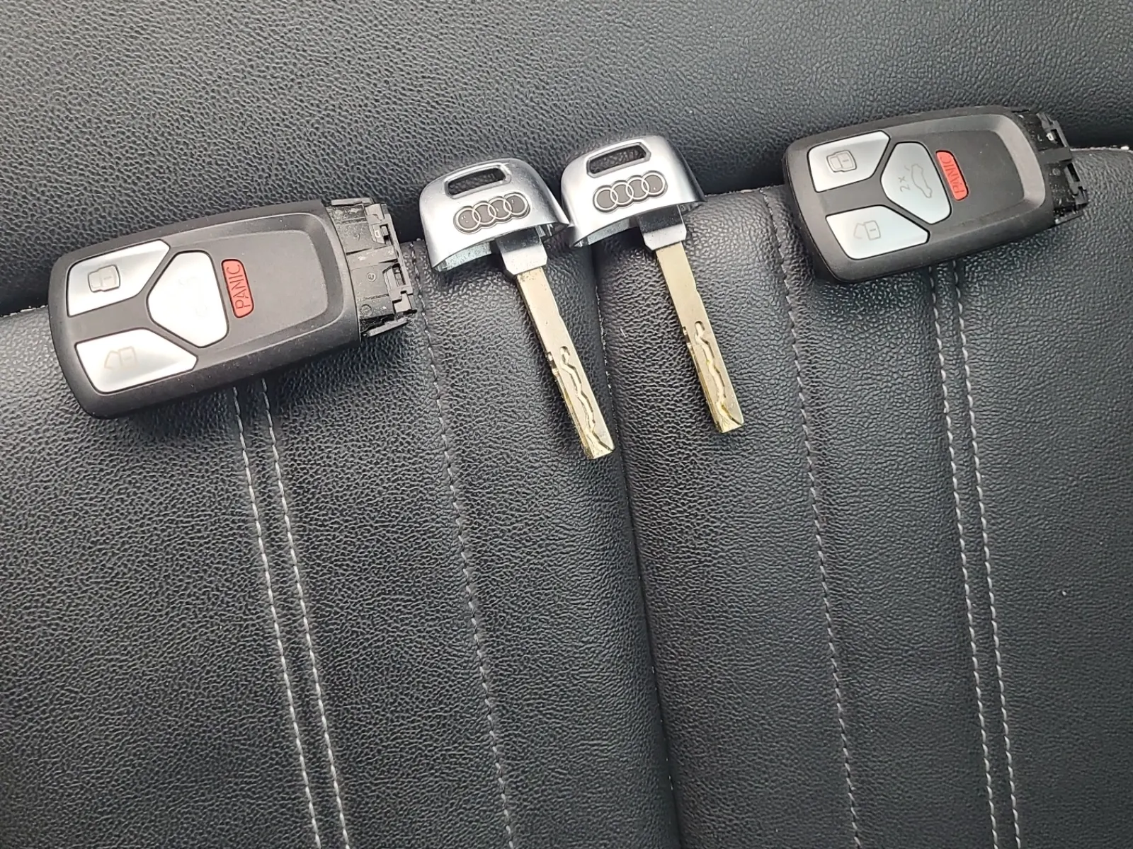 Keys/Fobs/Manual Photo