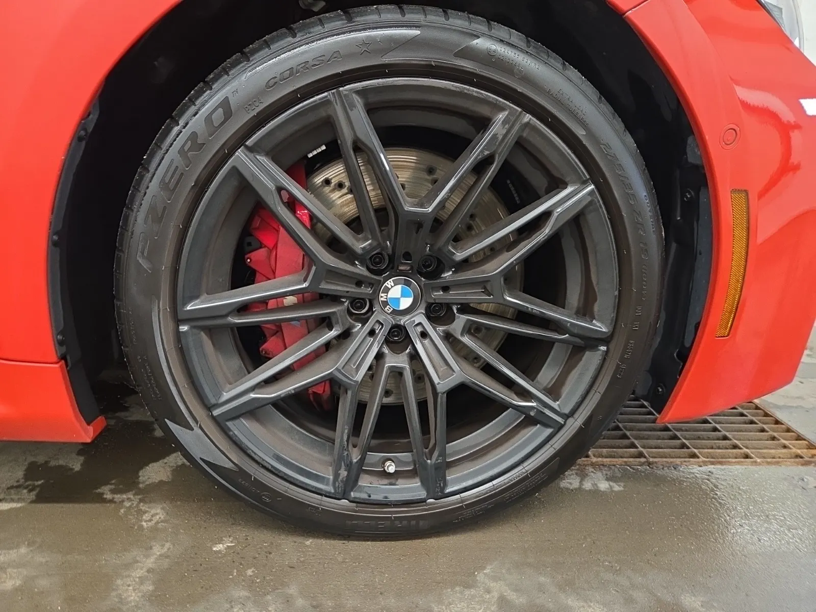 Right Front Wheel/Tire Photo