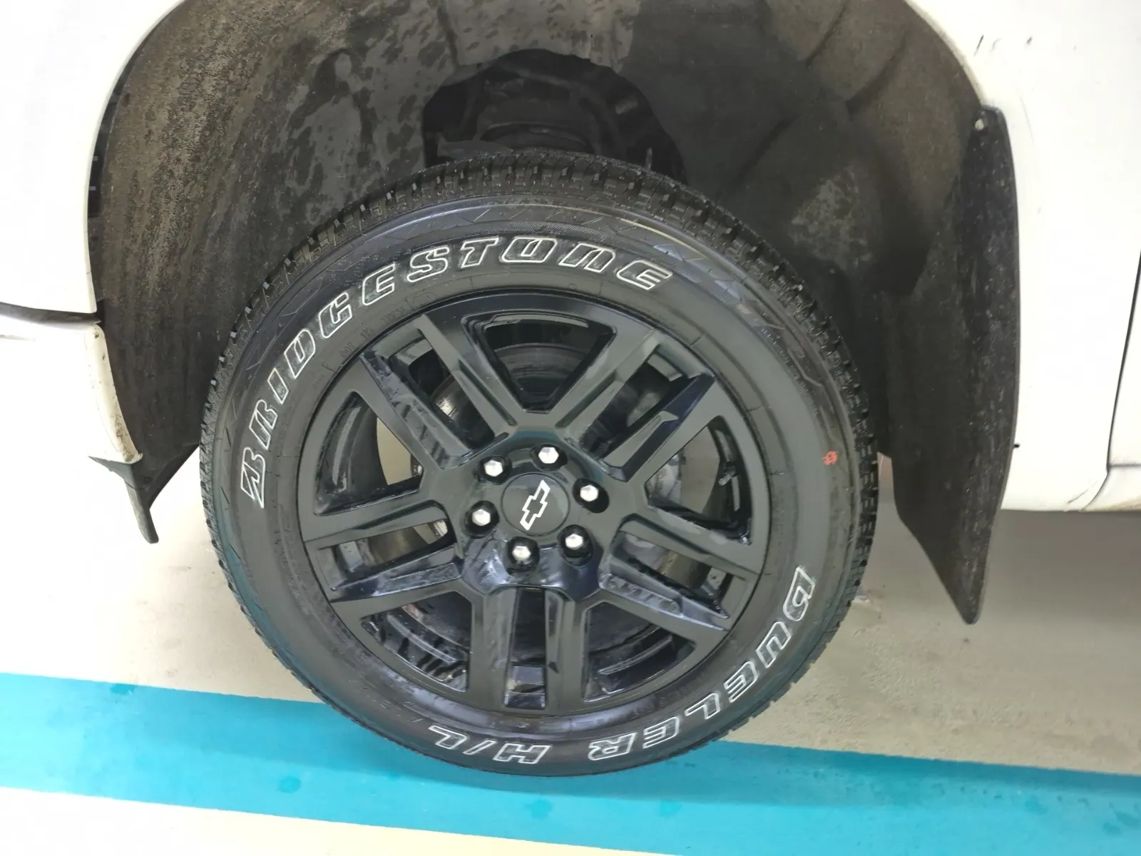Front driver wheel/tire photo