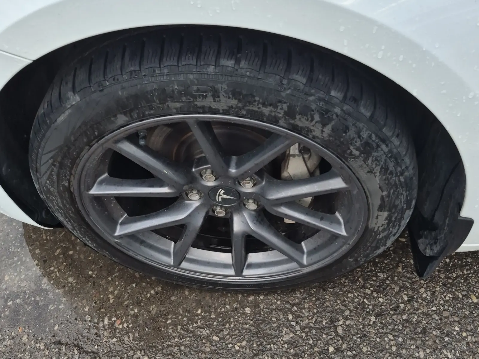 Front driver wheel/tire photo
