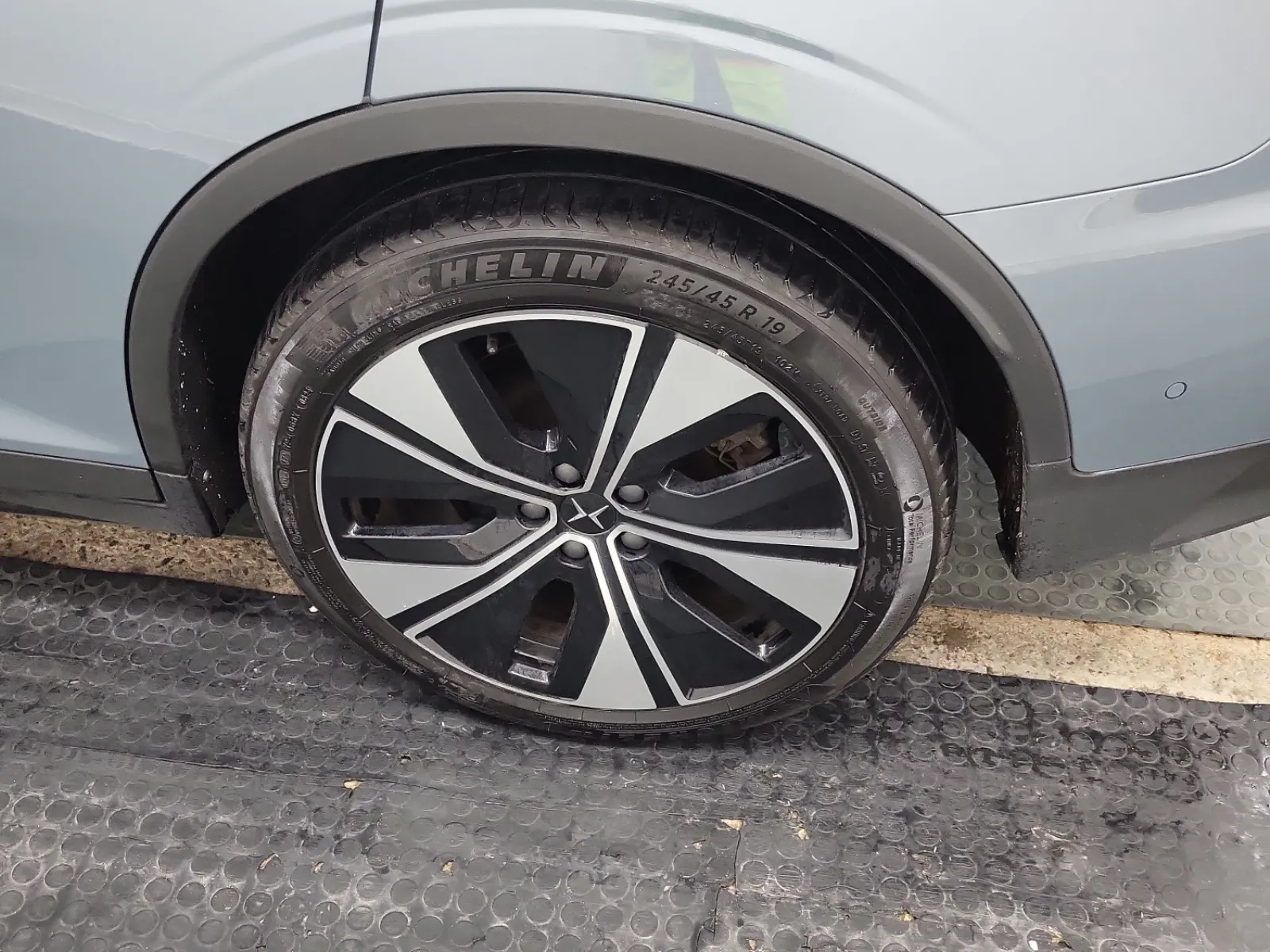 Left Rear Wheel/Tire Photo