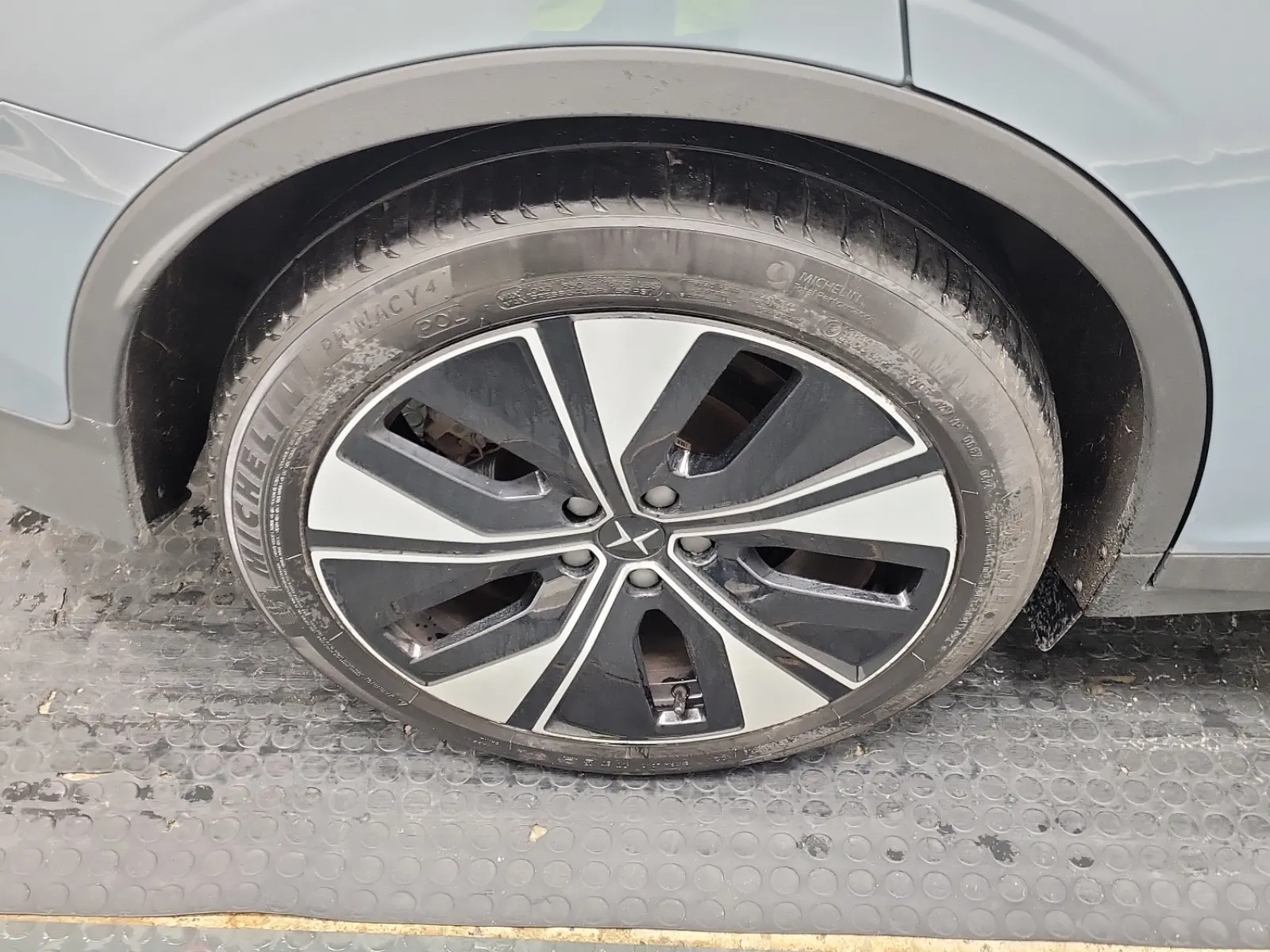 Right Rear Wheel/Tire Photo