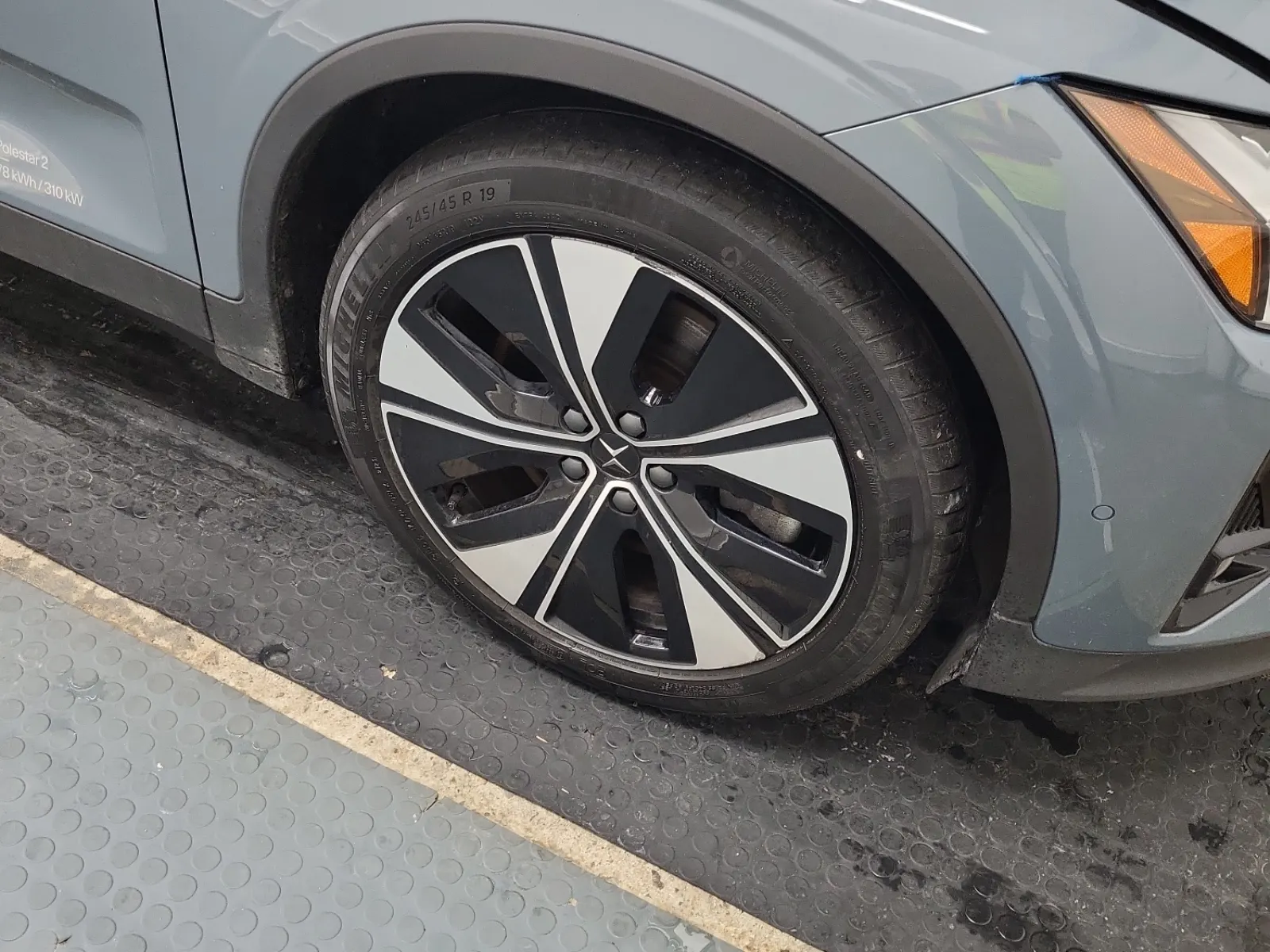 Right Front Wheel/Tire Photo