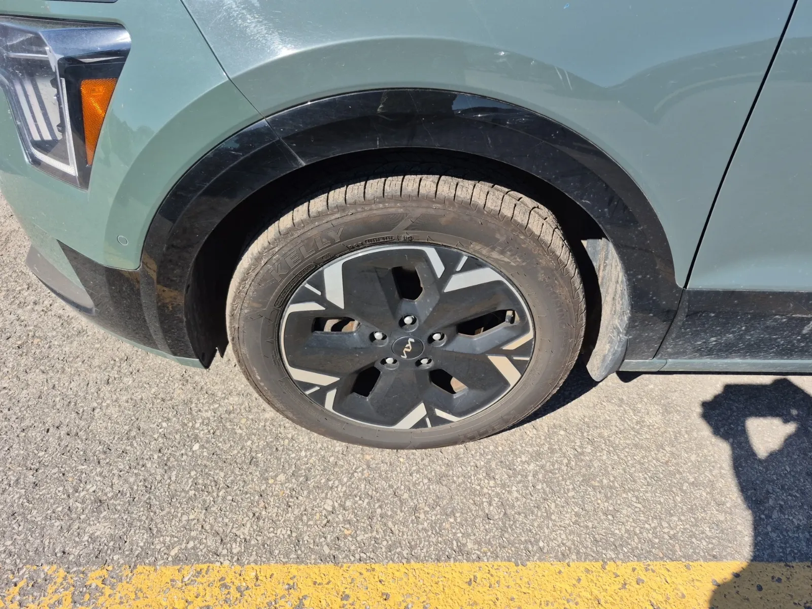 Front driver wheel/tire photo