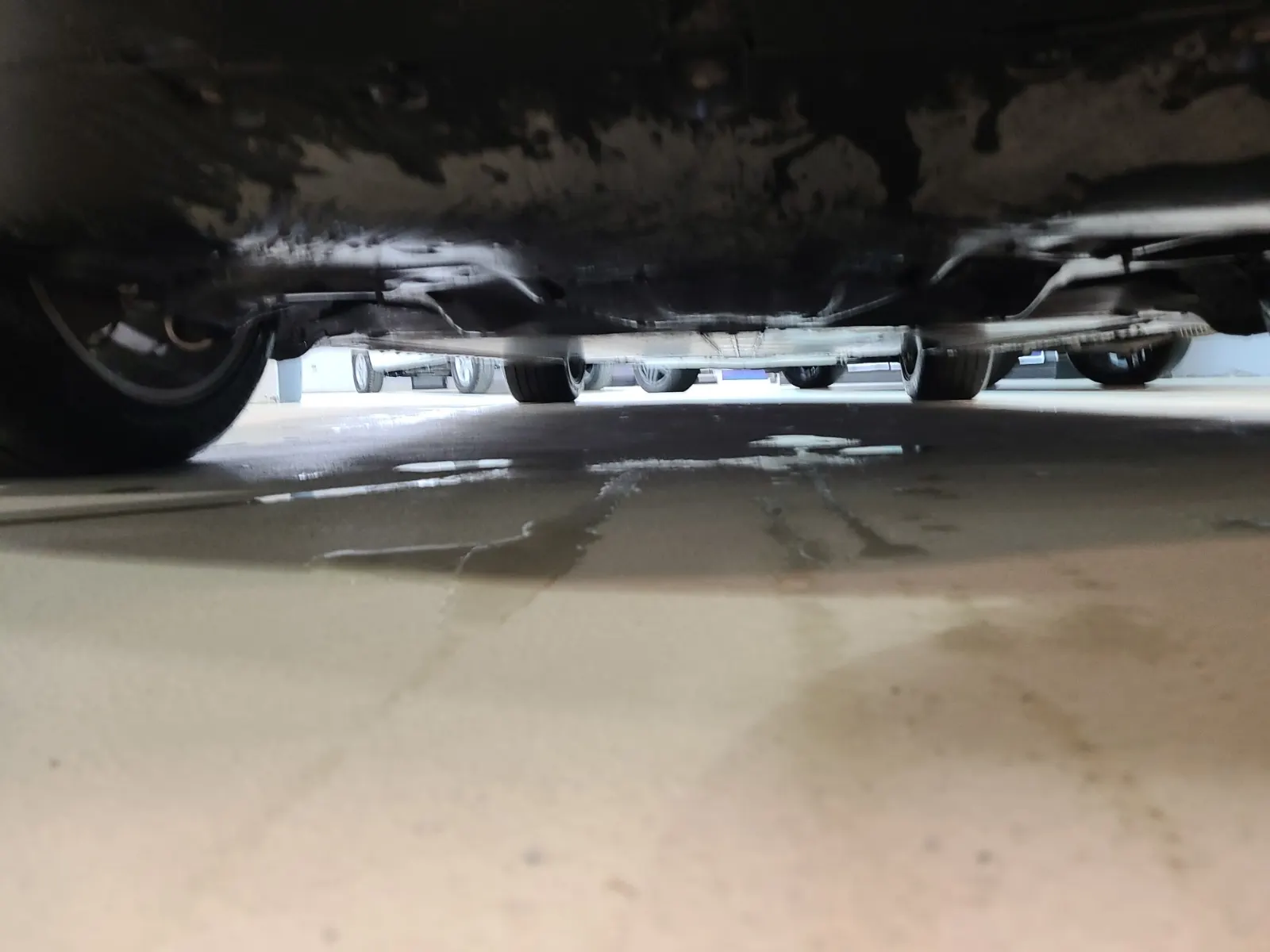 Undercarriage - Rear Photo