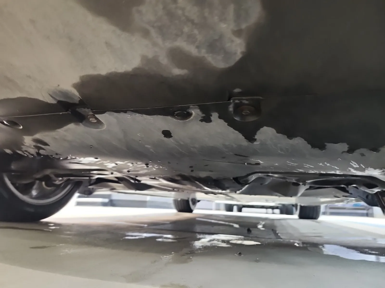 Undercarriage - Rear Photo