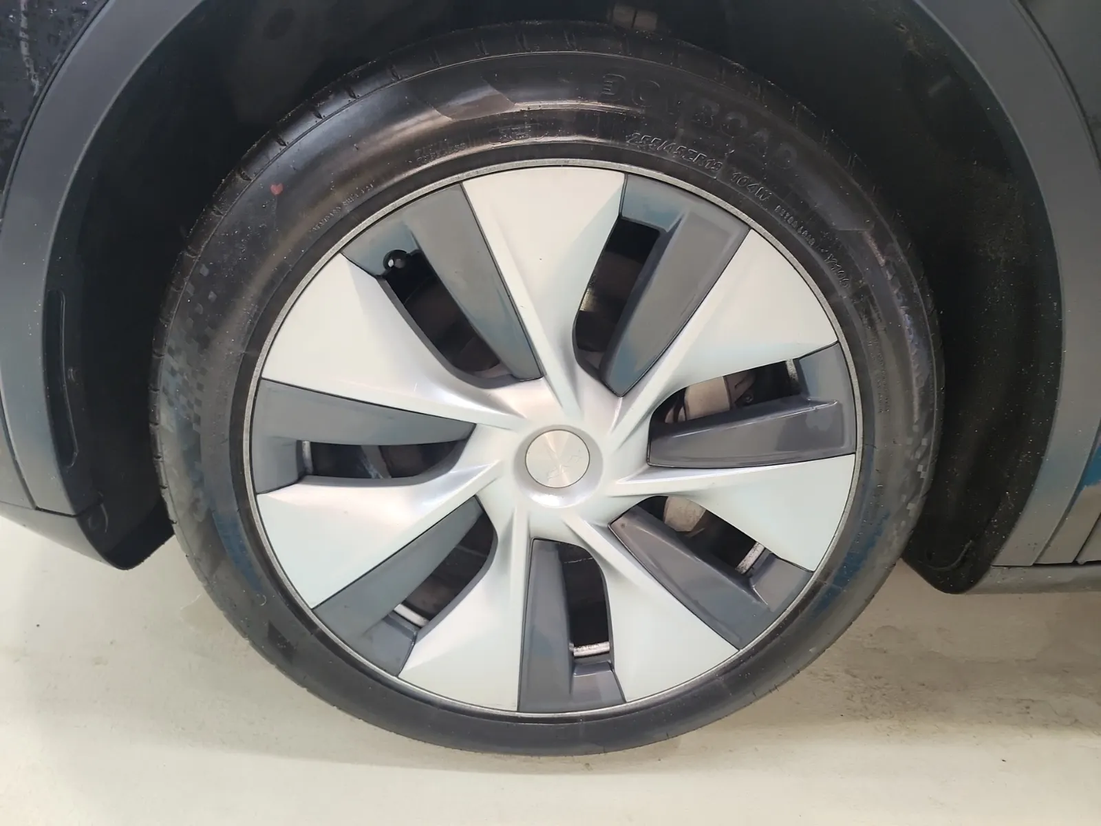 Front driver wheel/tire photo