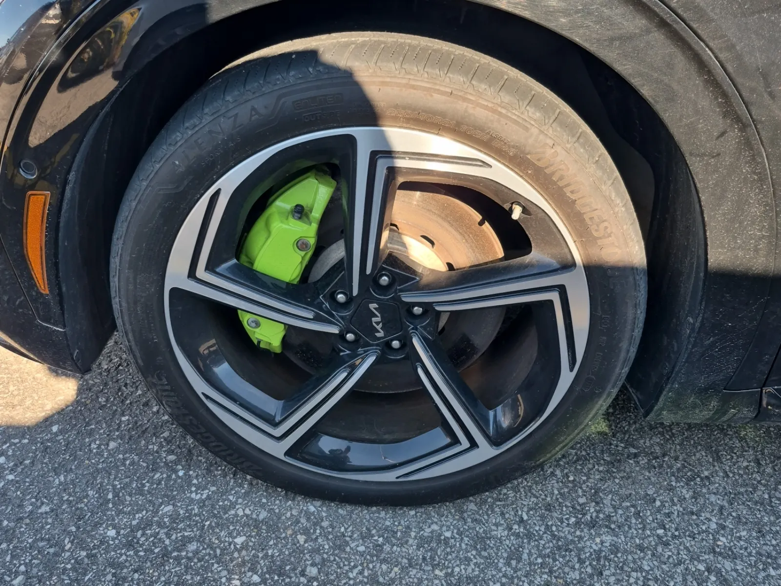 Front driver wheel/tire photo