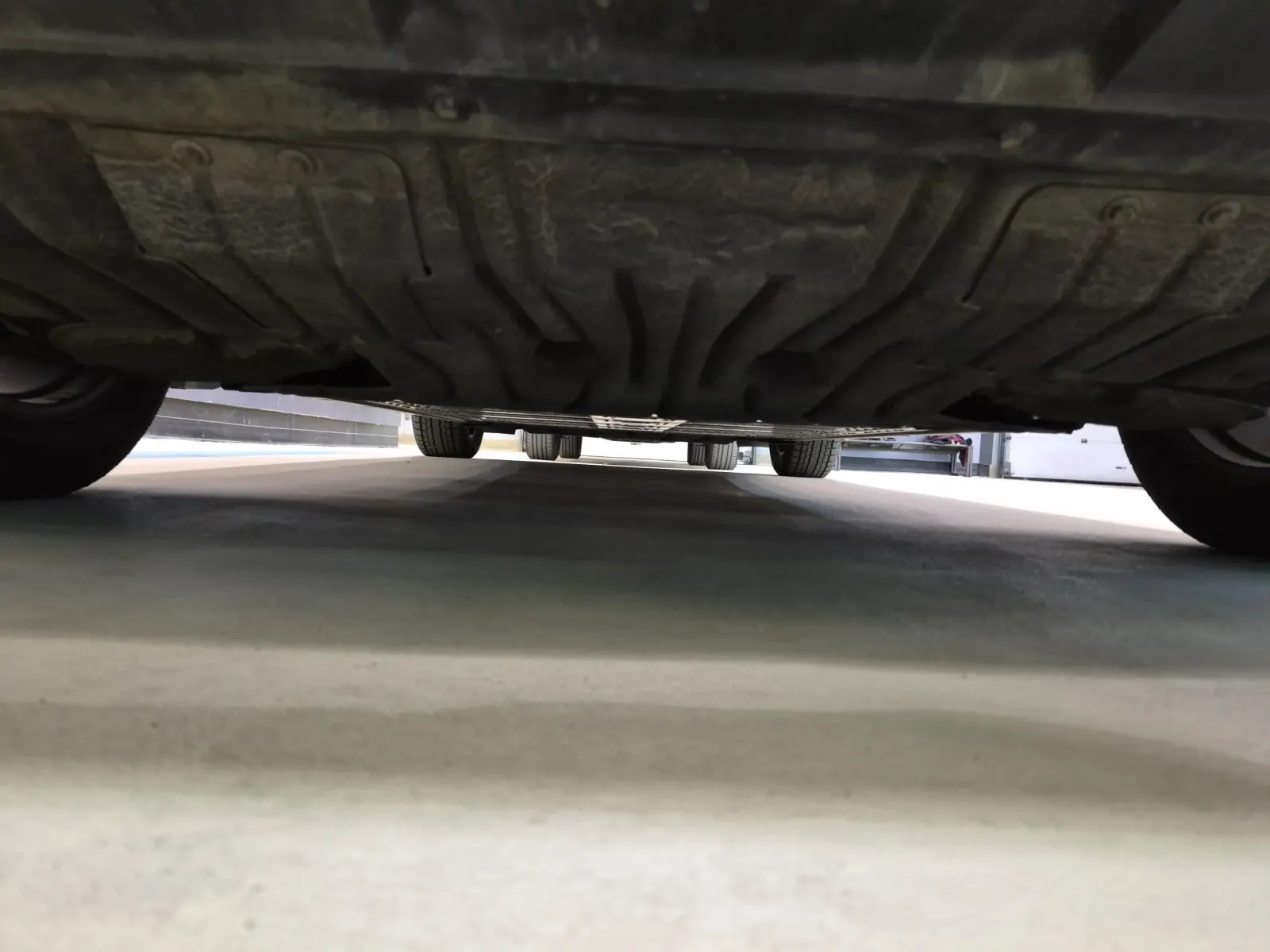 Undercarriage - Rear Photo
