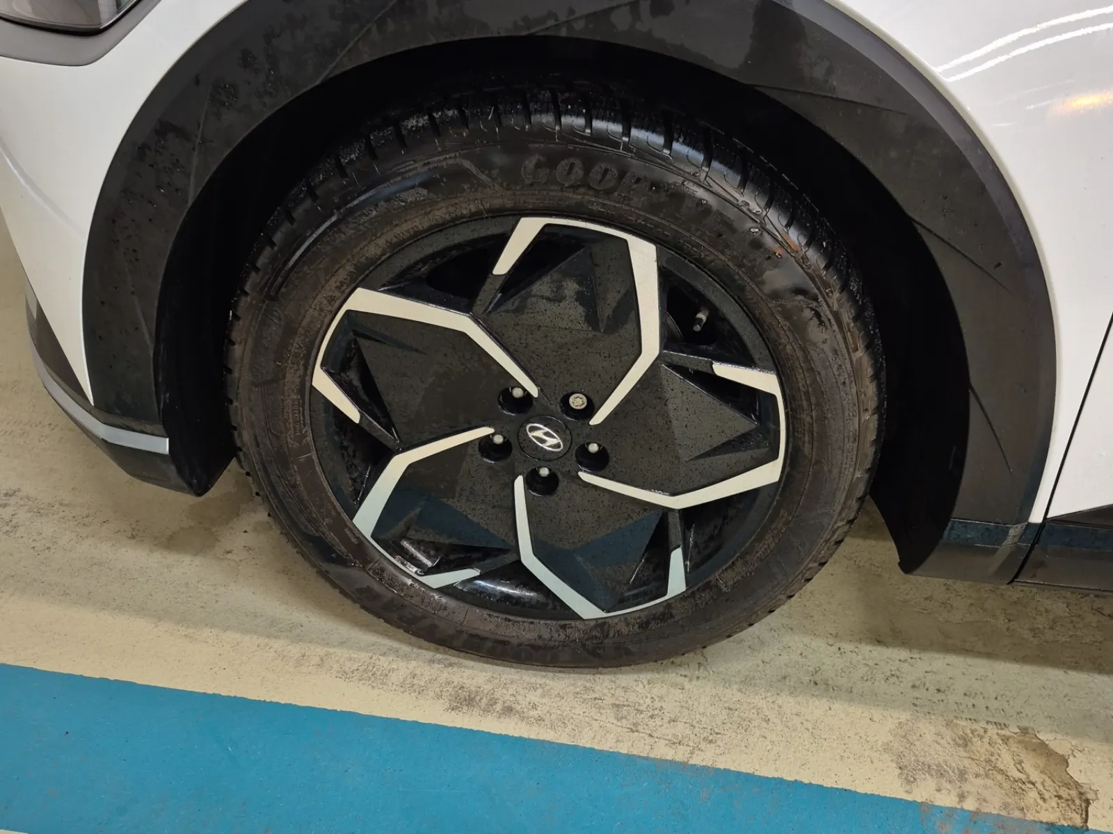 Front driver wheel/tire photo