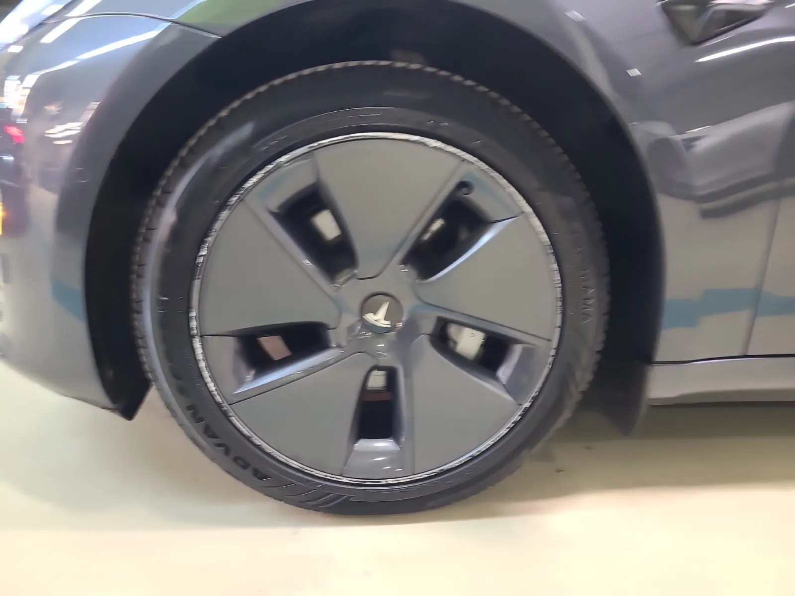 Front driver wheel/tire photo