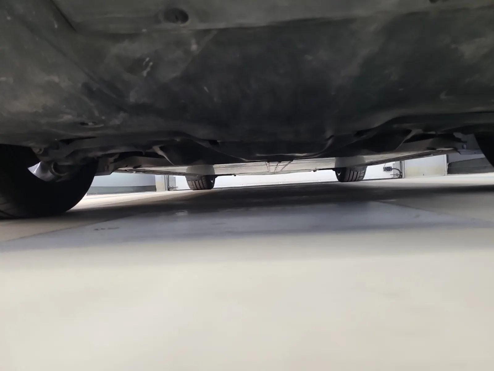 Undercarriage - Rear Photo