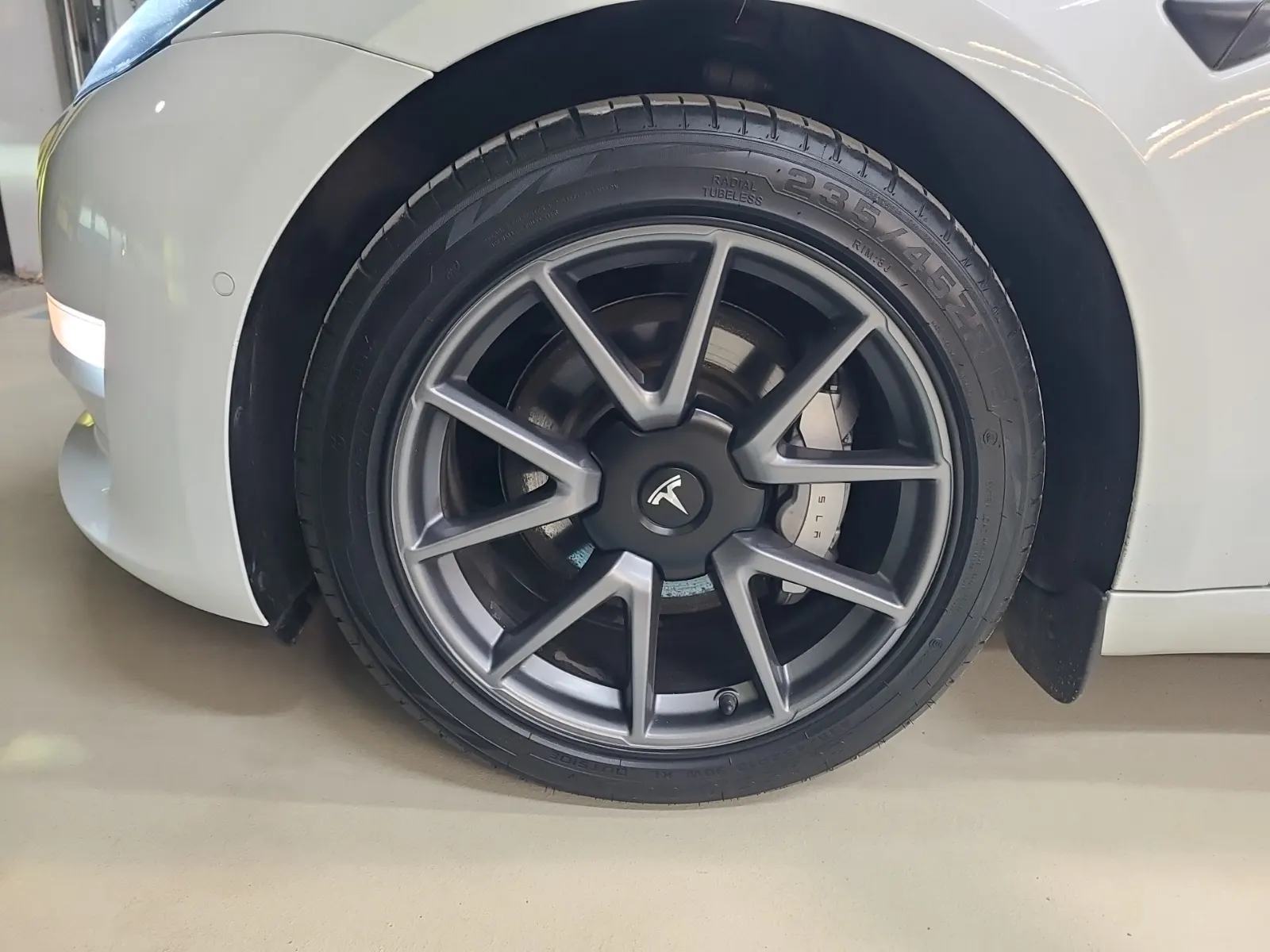 Front driver wheel/tire photo