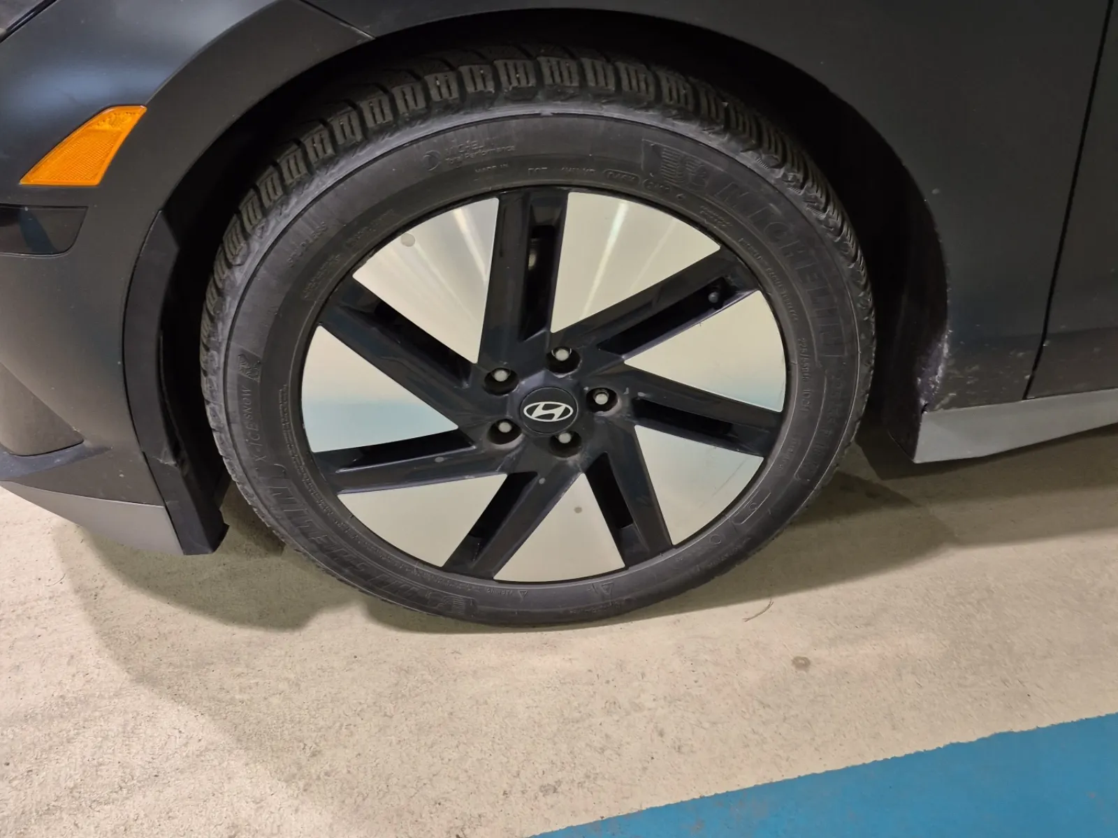 Front driver wheel/tire photo
