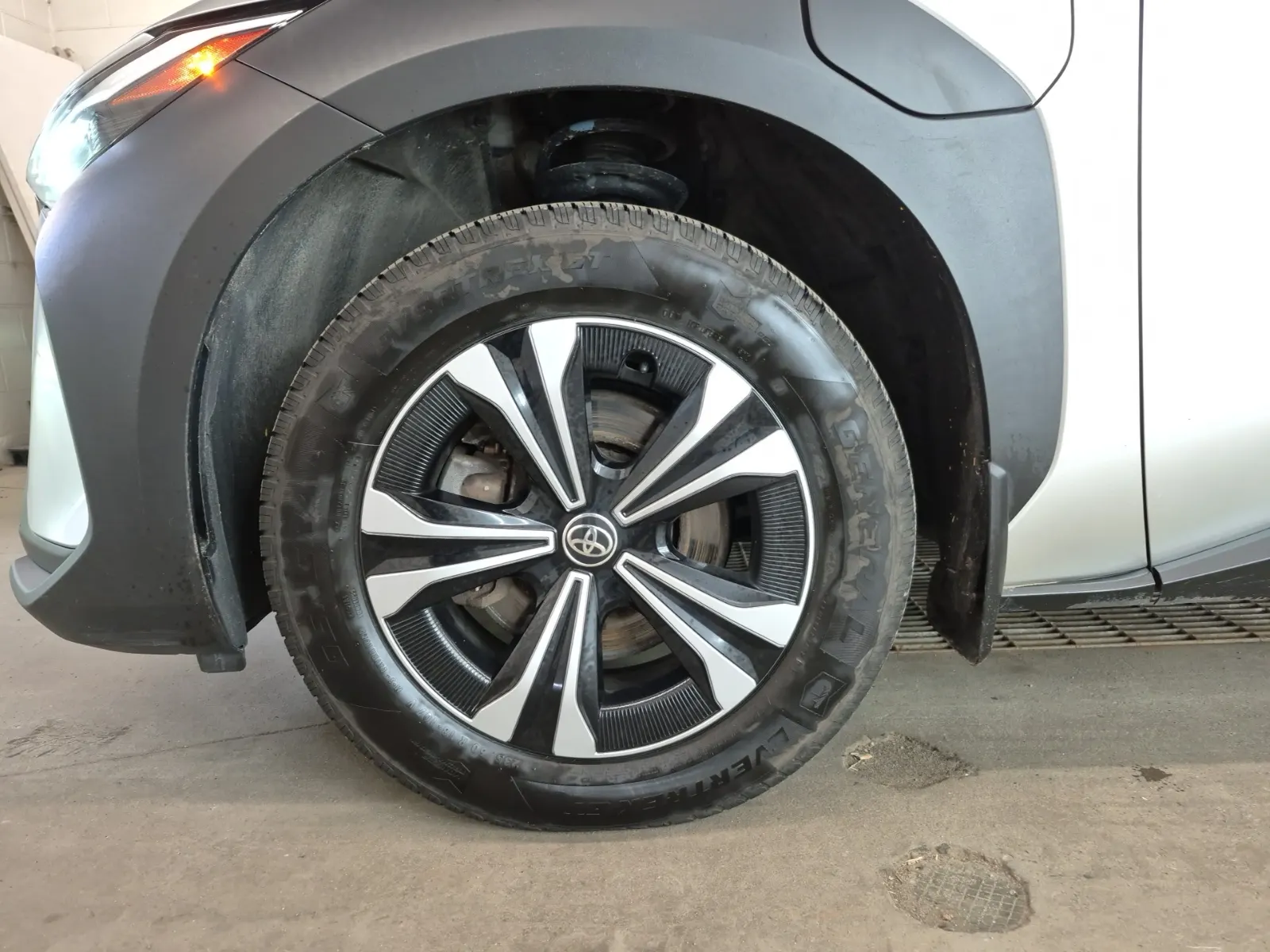 Front driver wheel/tire photo