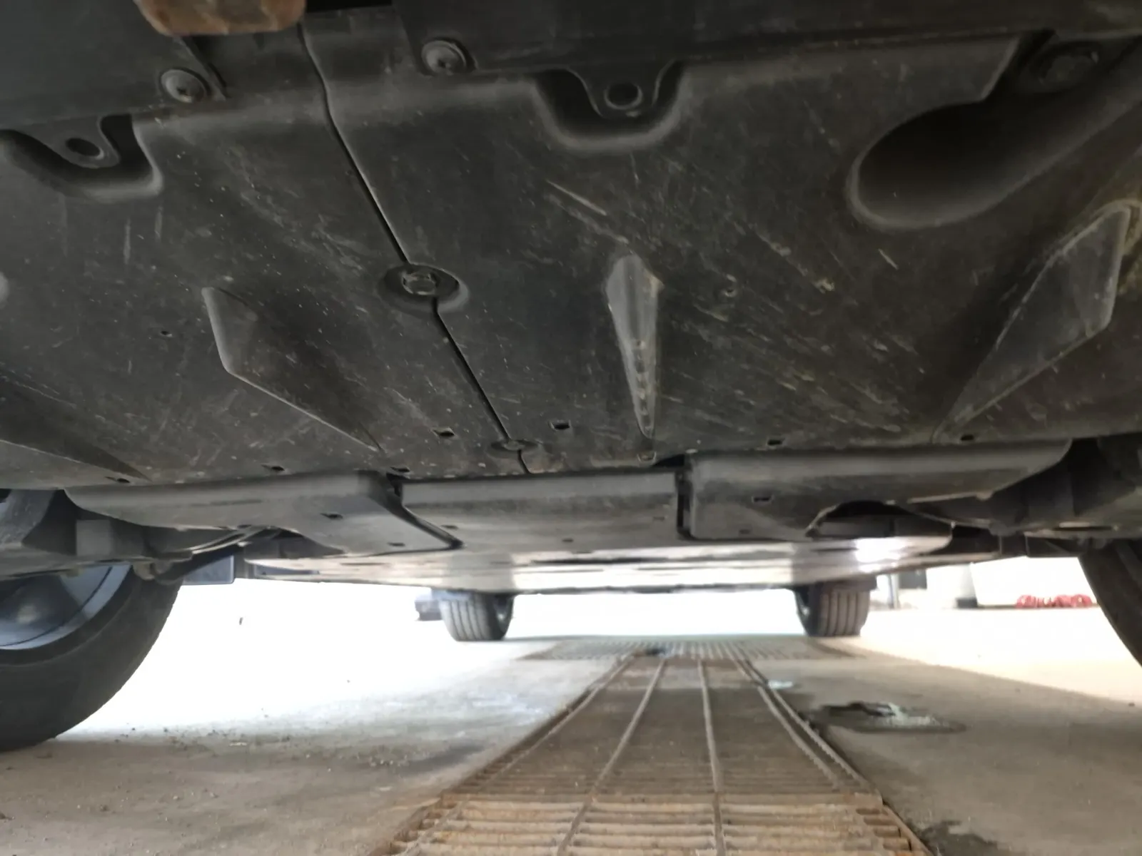 Undercarriage - Rear Photo