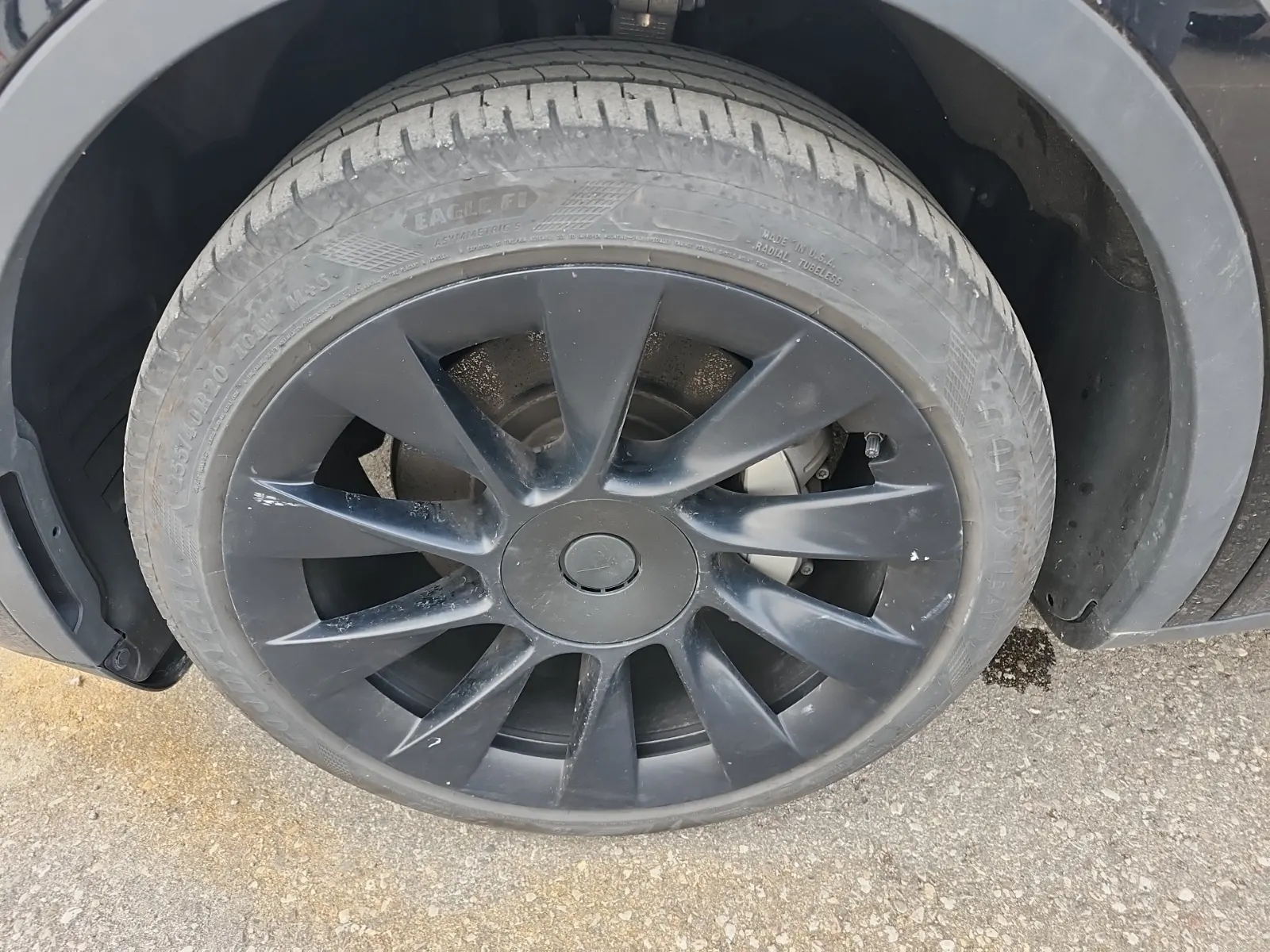 Front driver wheel/tire photo