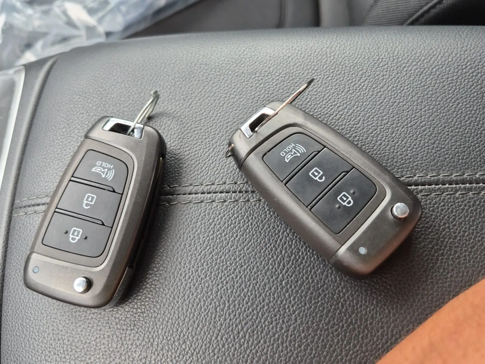 Keys/Fobs/Manual Photo