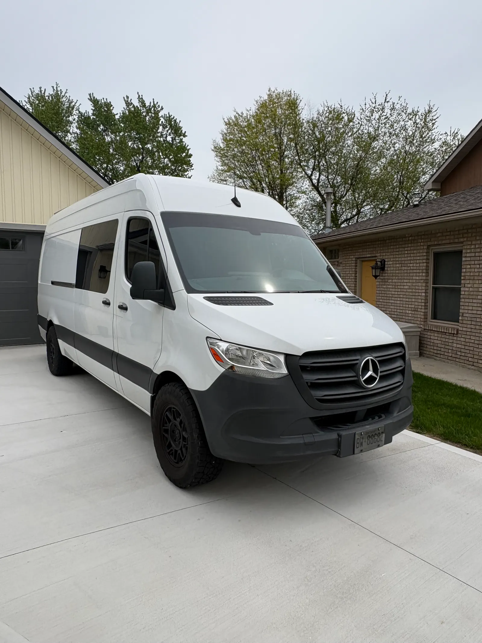 3/4 Front (Main image)