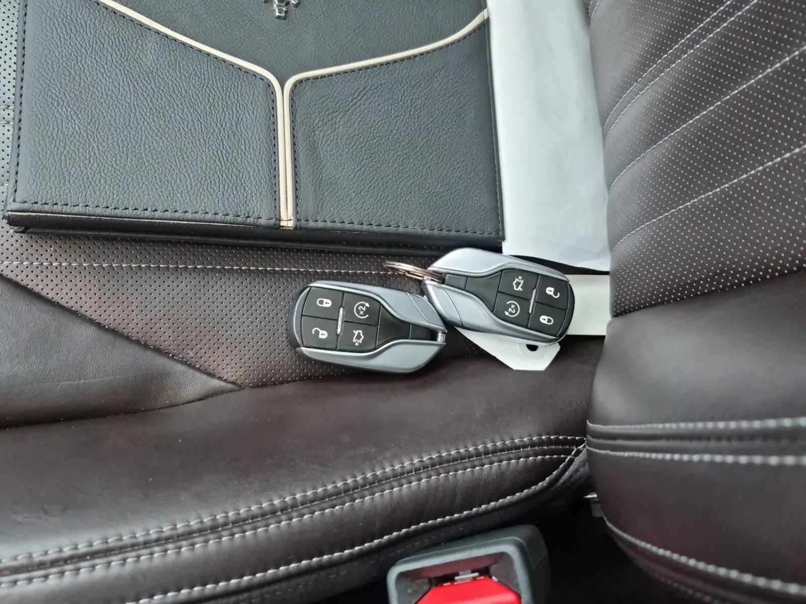 Keys/Fobs/Manual Photo