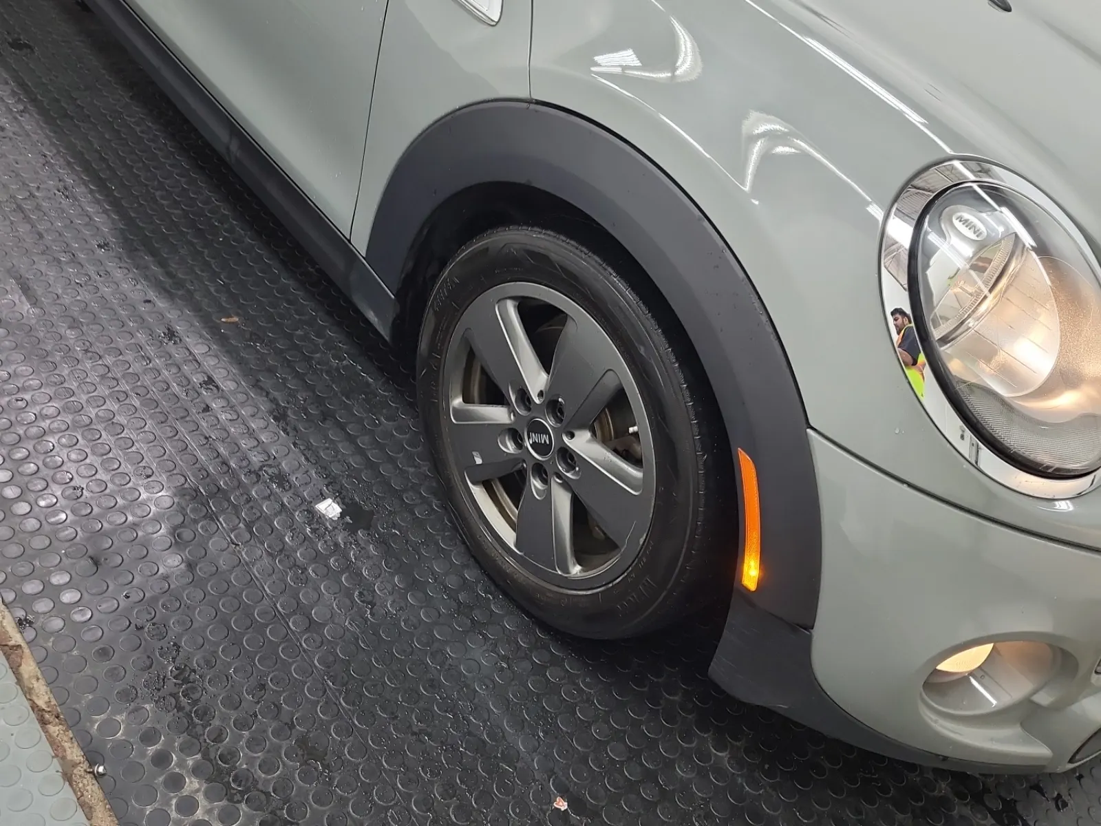 Right Front Wheel/Tire Photo