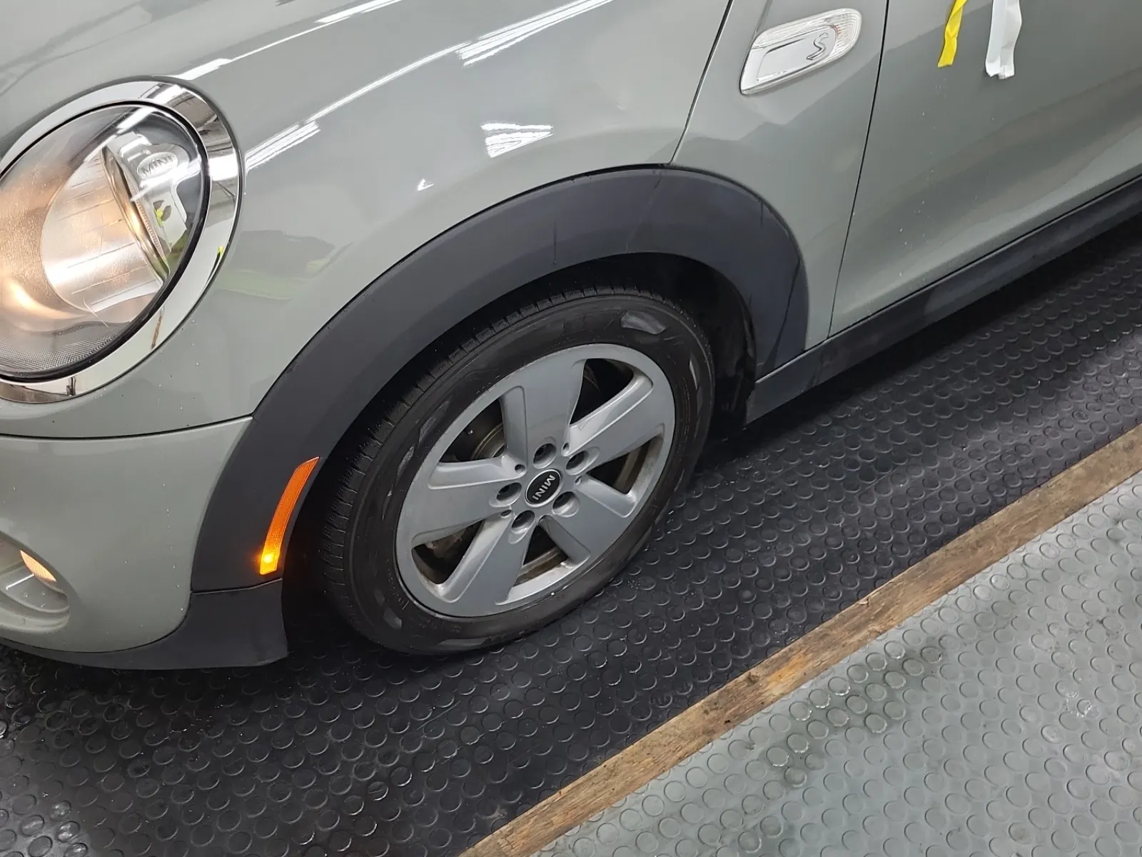Front driver wheel/tire photo