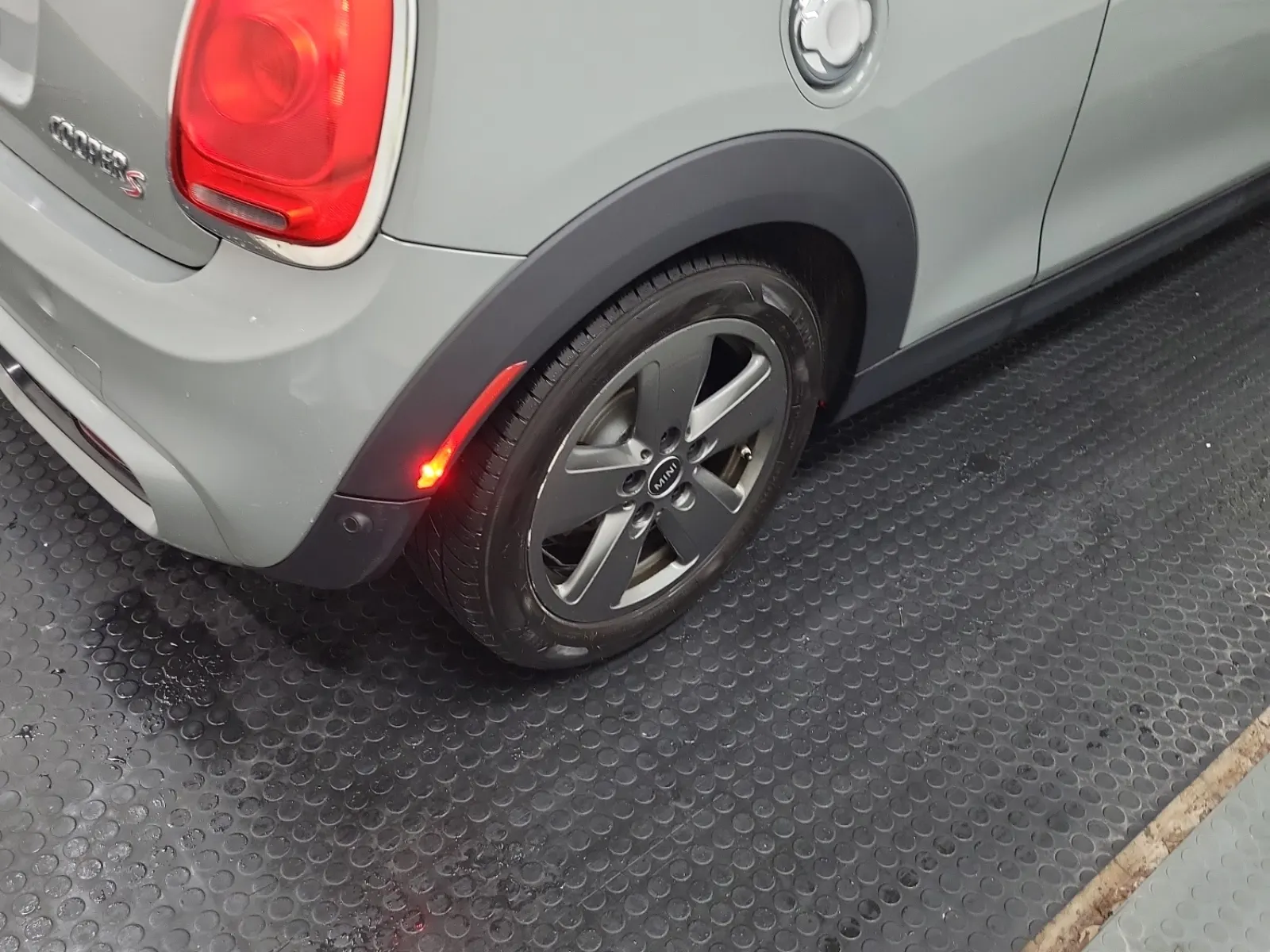 Right Rear Wheel/Tire Photo