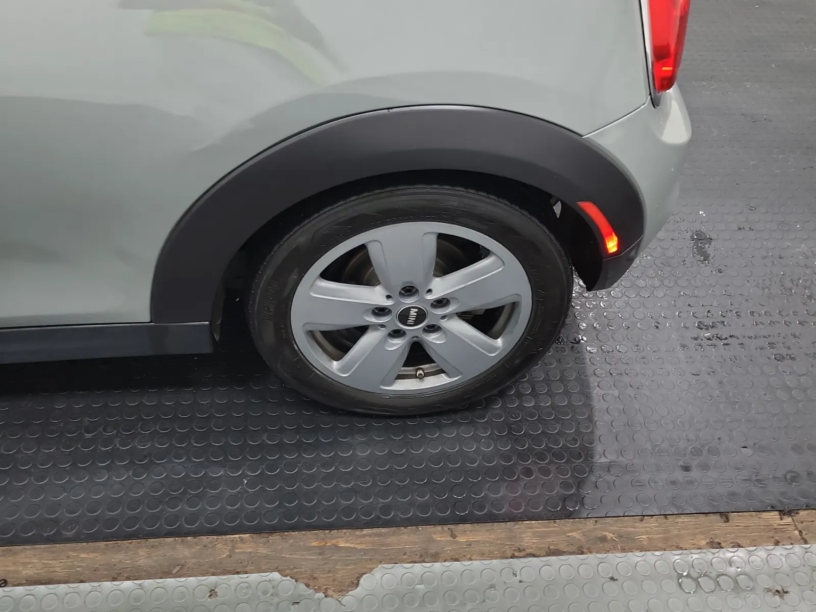 Left Rear Wheel/Tire Photo