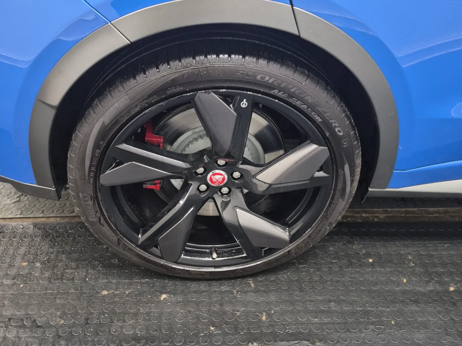 Right Rear Wheel/Tire Photo