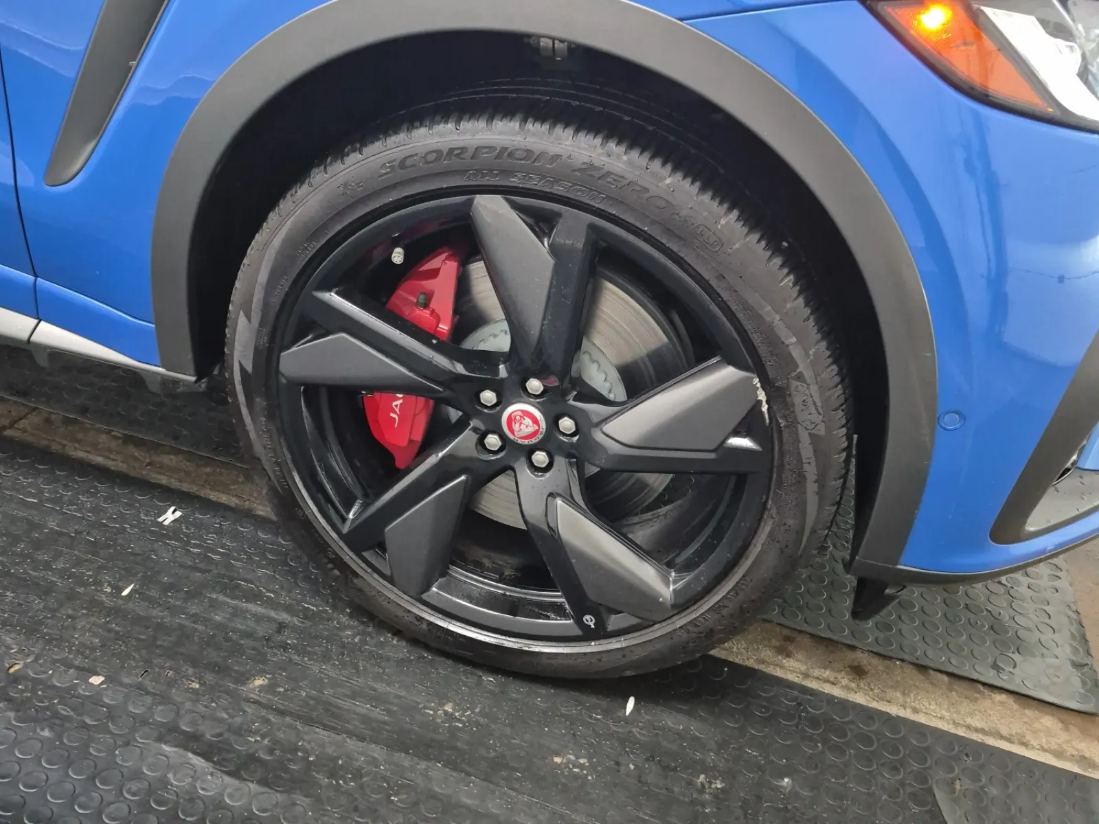 Right Front Wheel/Tire Photo