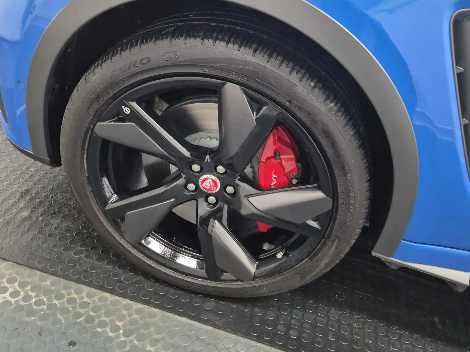 Front driver wheel/tire photo