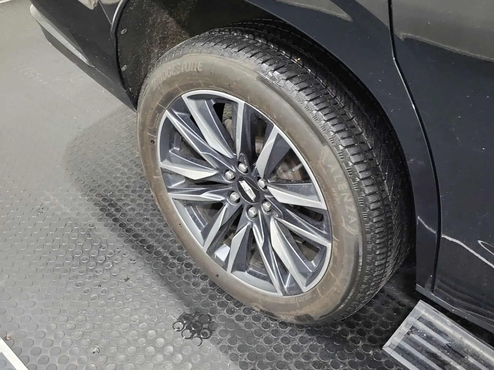 Right Rear Wheel/Tire Photo