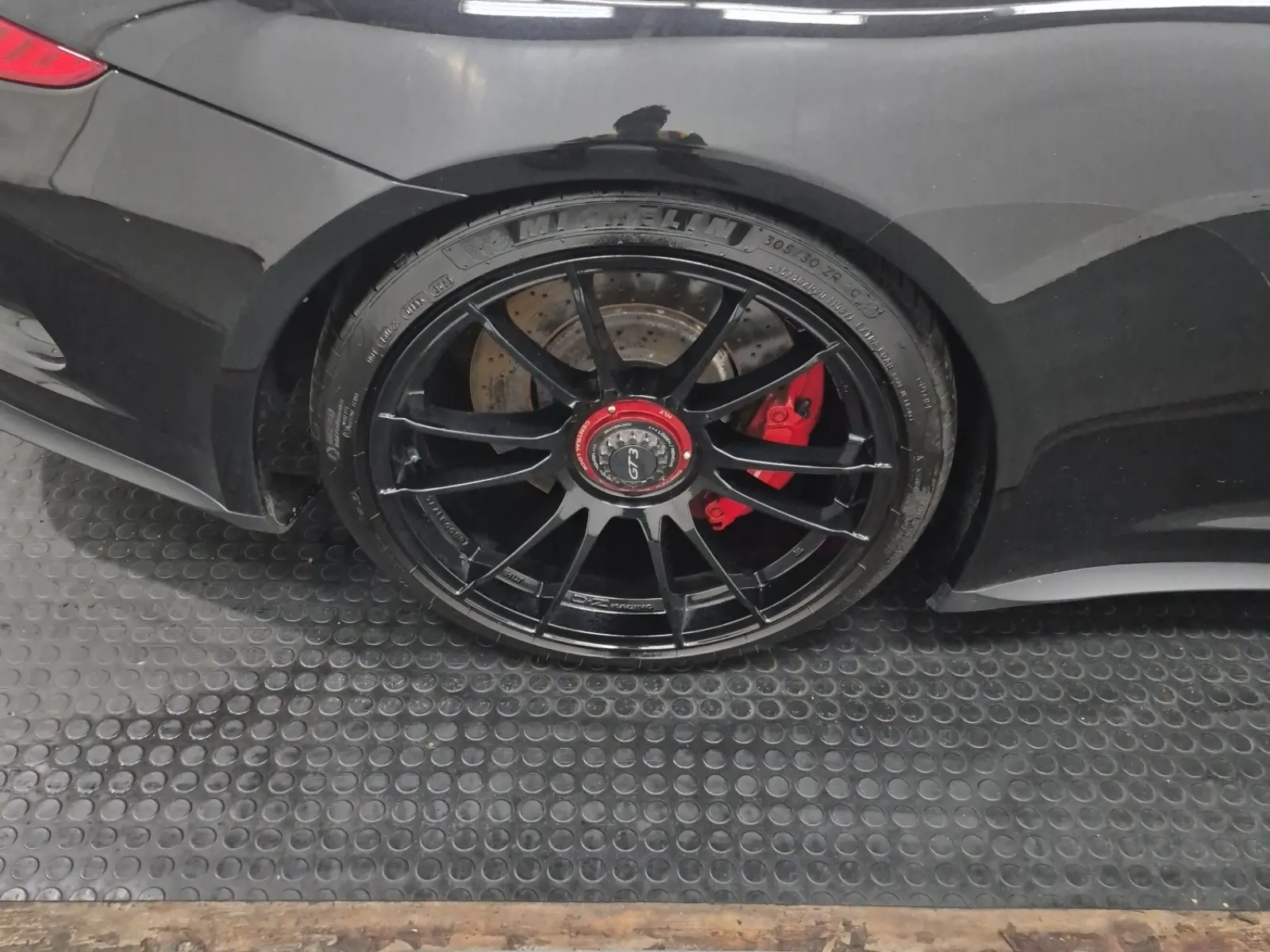 Right Rear Wheel/Tire Photo
