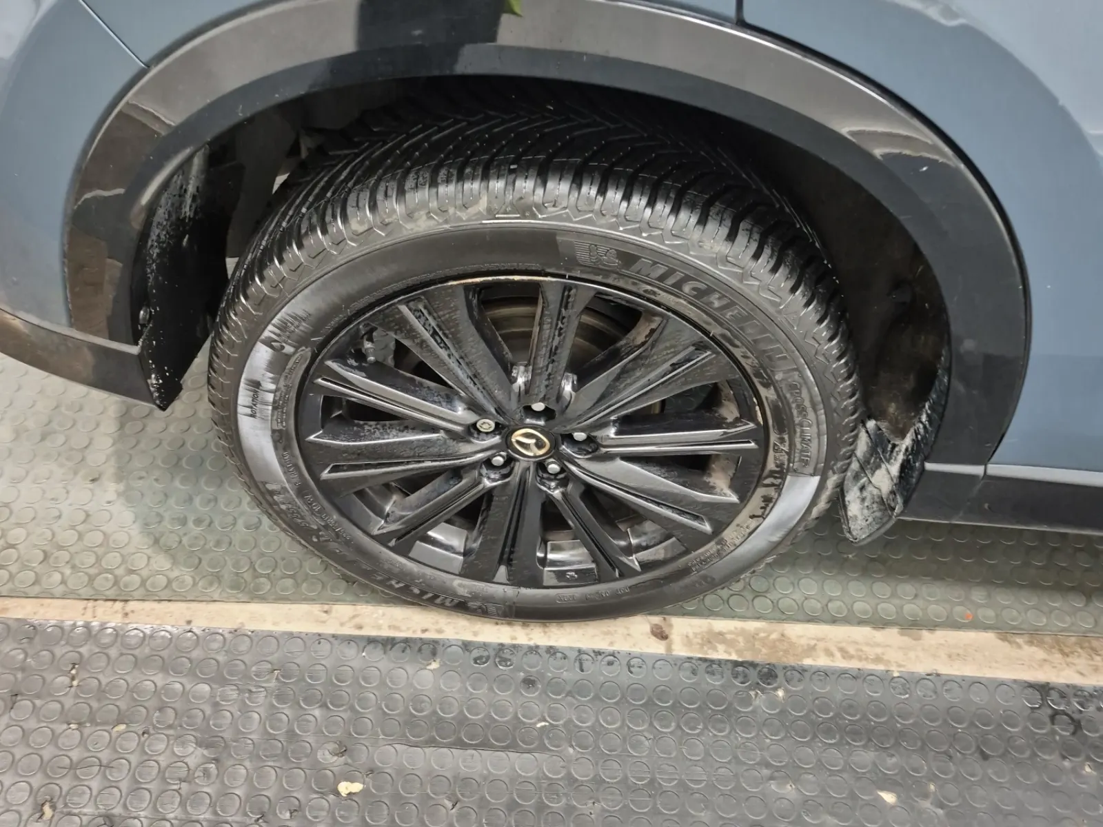 Right Rear Wheel/Tire Photo