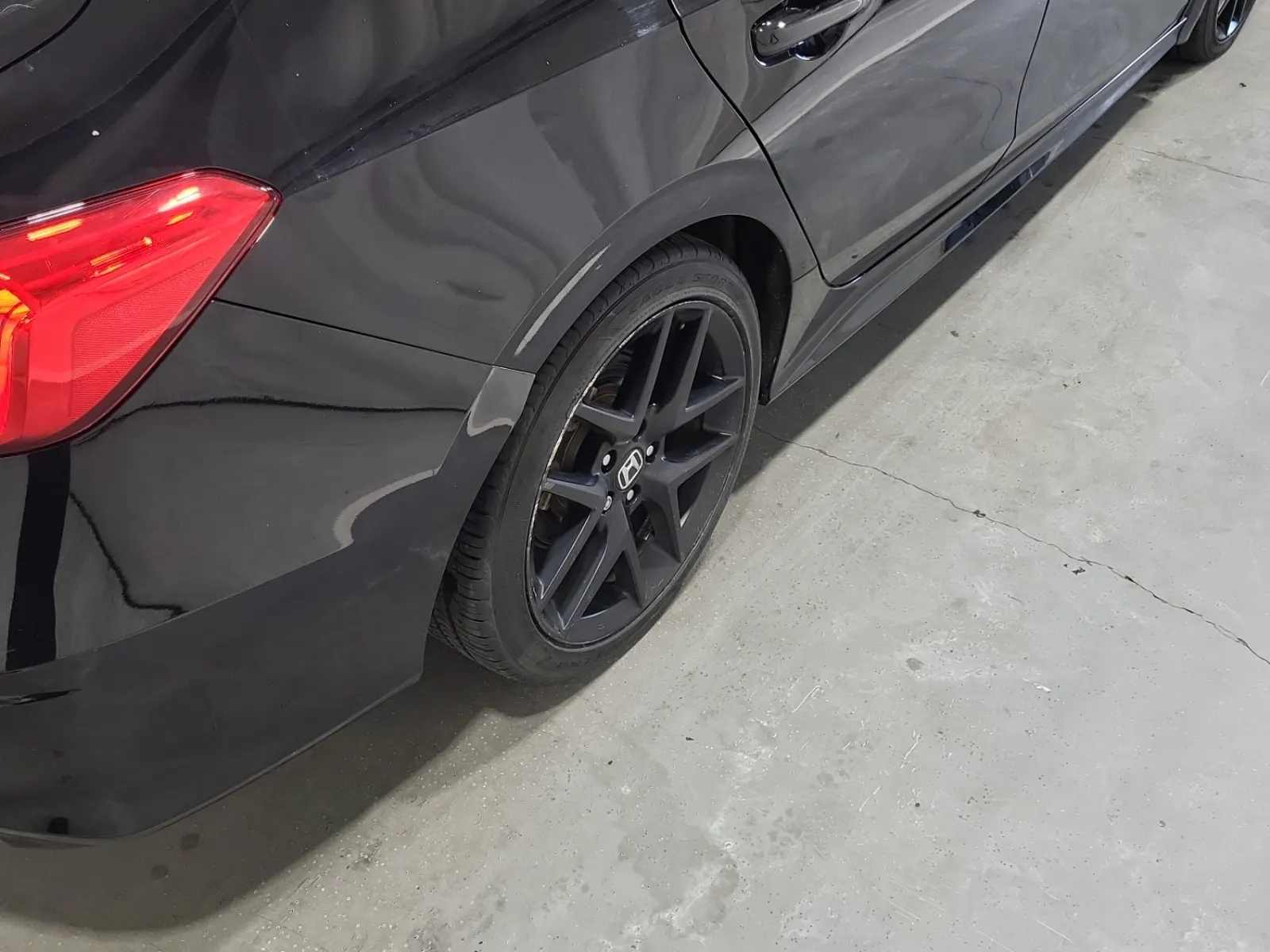 Right Rear Wheel/Tire Photo